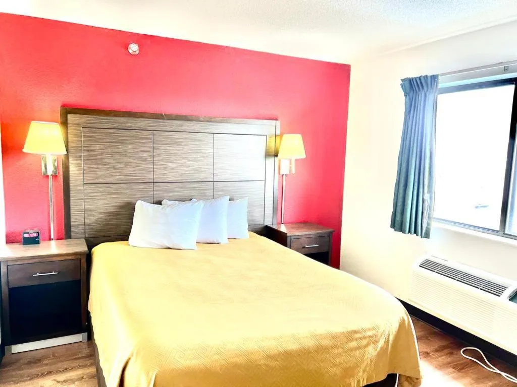 Bed in Econo Lodge Oacoma - Chamberlain West