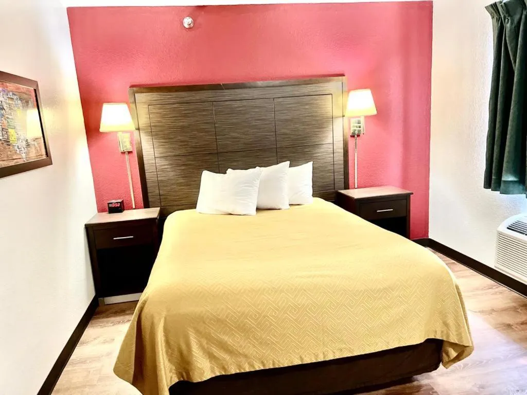 Bed in Econo Lodge Oacoma - Chamberlain West