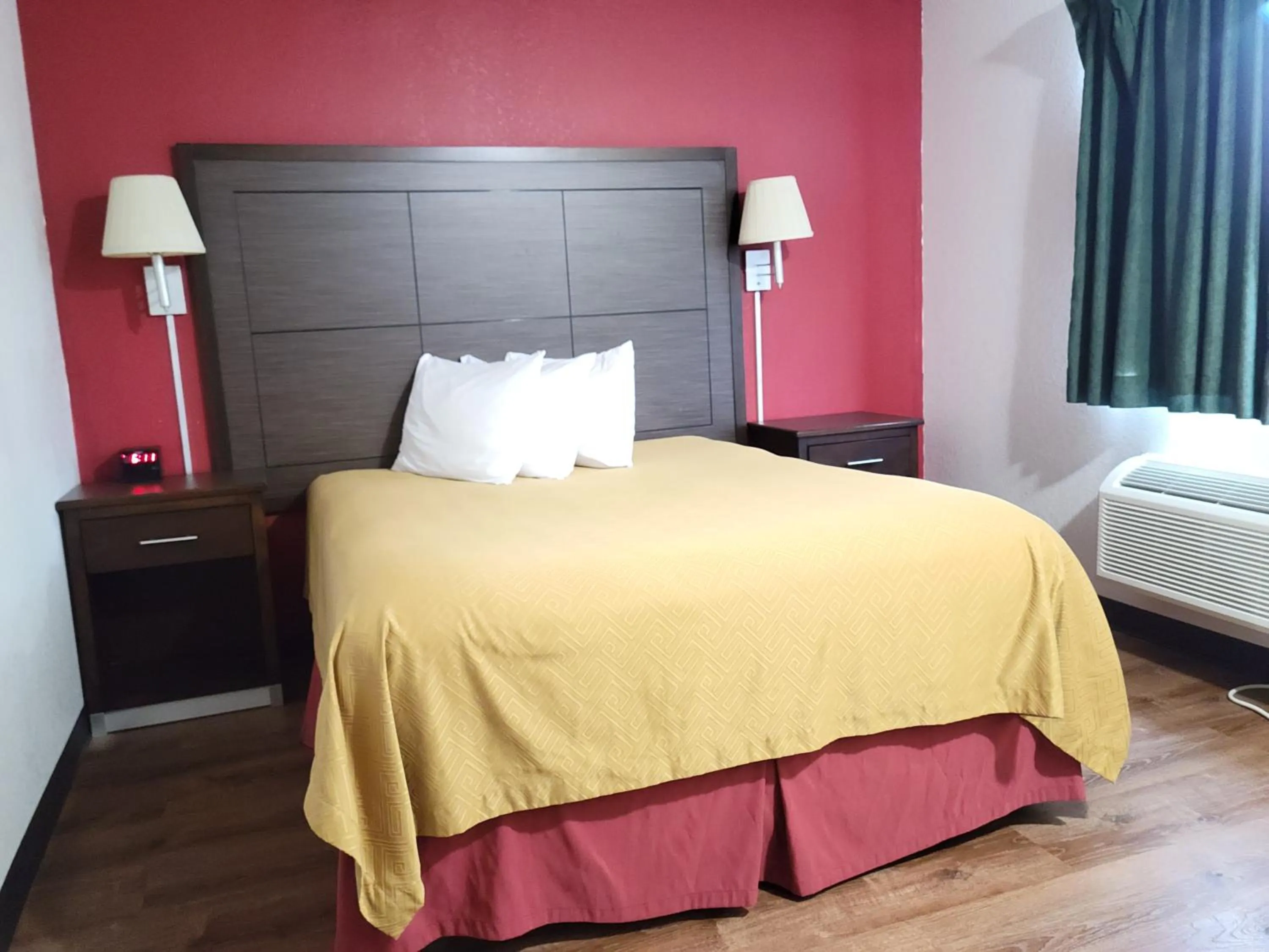 Bed in Econo Lodge Oacoma - Chamberlain West