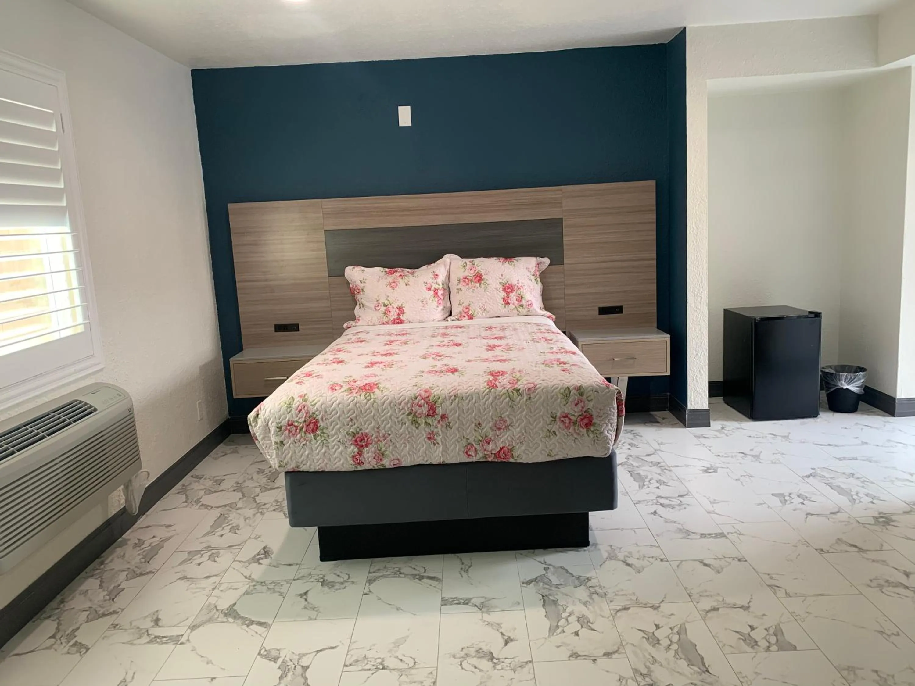 Bed in Crenshaw Inn Motel