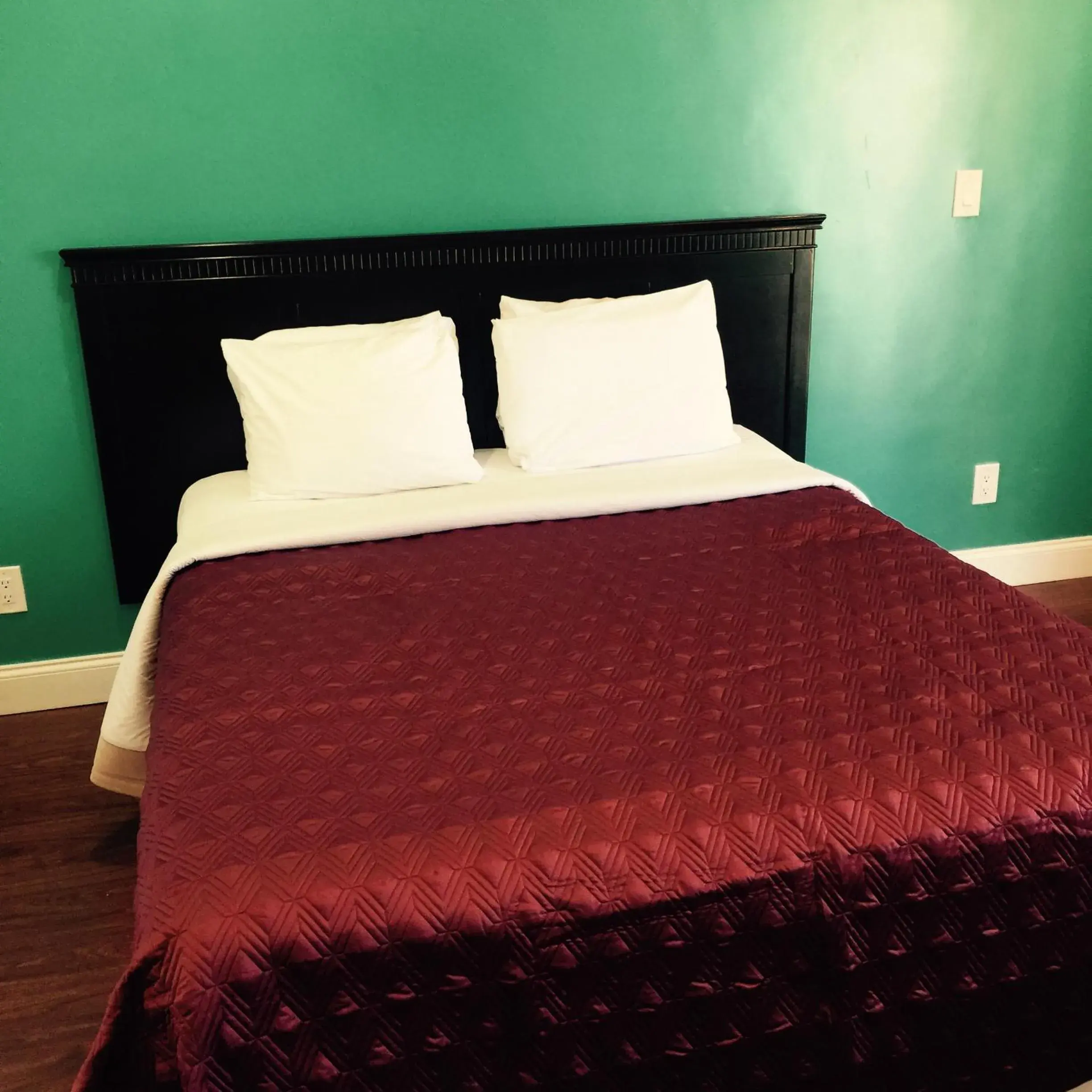 Bed in Crenshaw Inn Motel Bed in Crenshaw Inn Motel