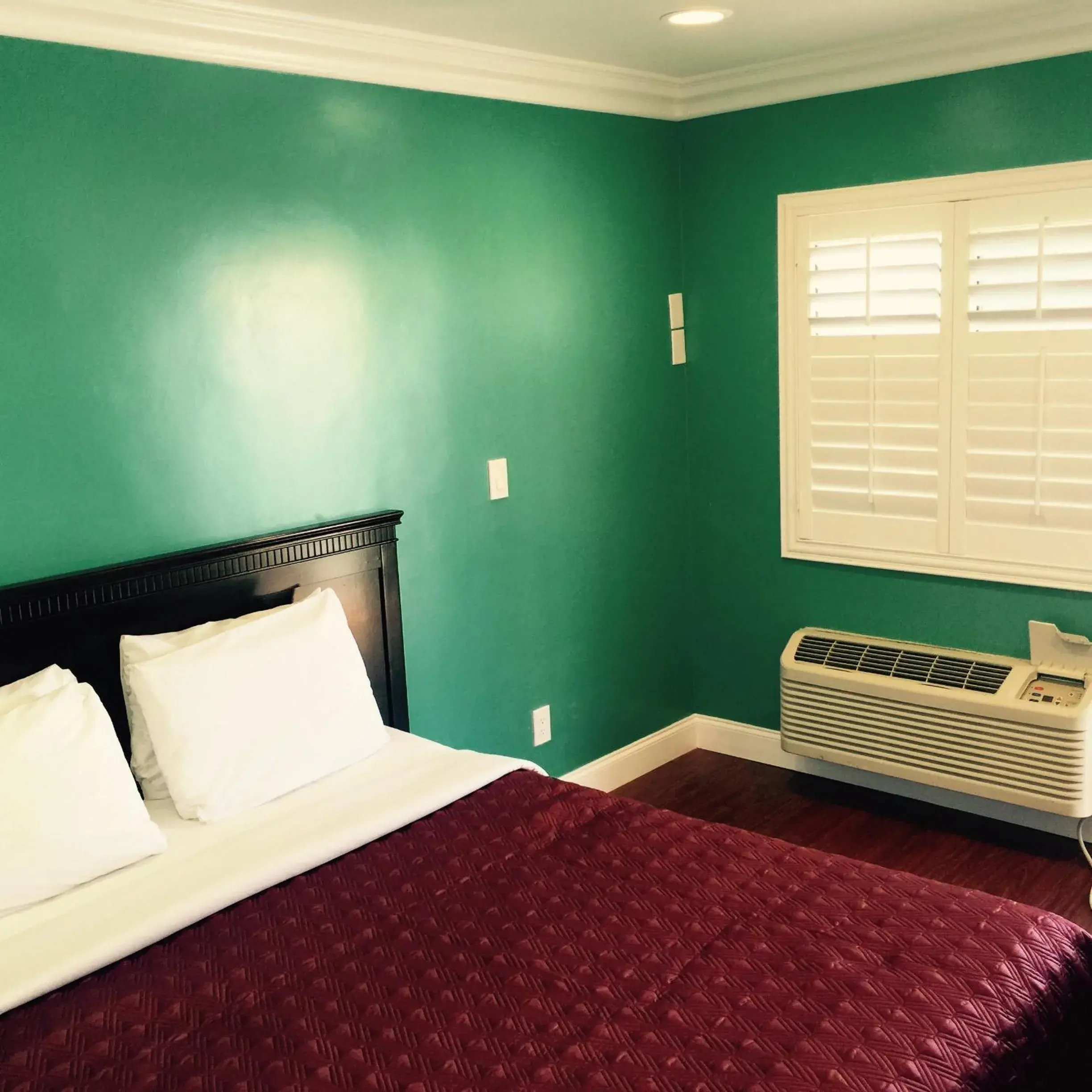 Bed in Crenshaw Inn Motel Bed in Crenshaw Inn Motel