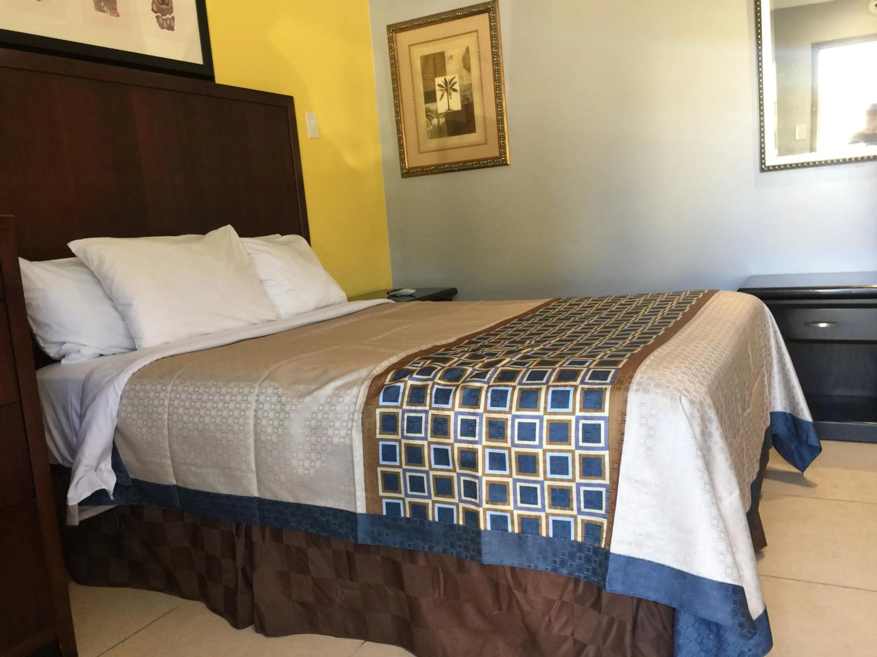 Bed in Crenshaw Inn Motel