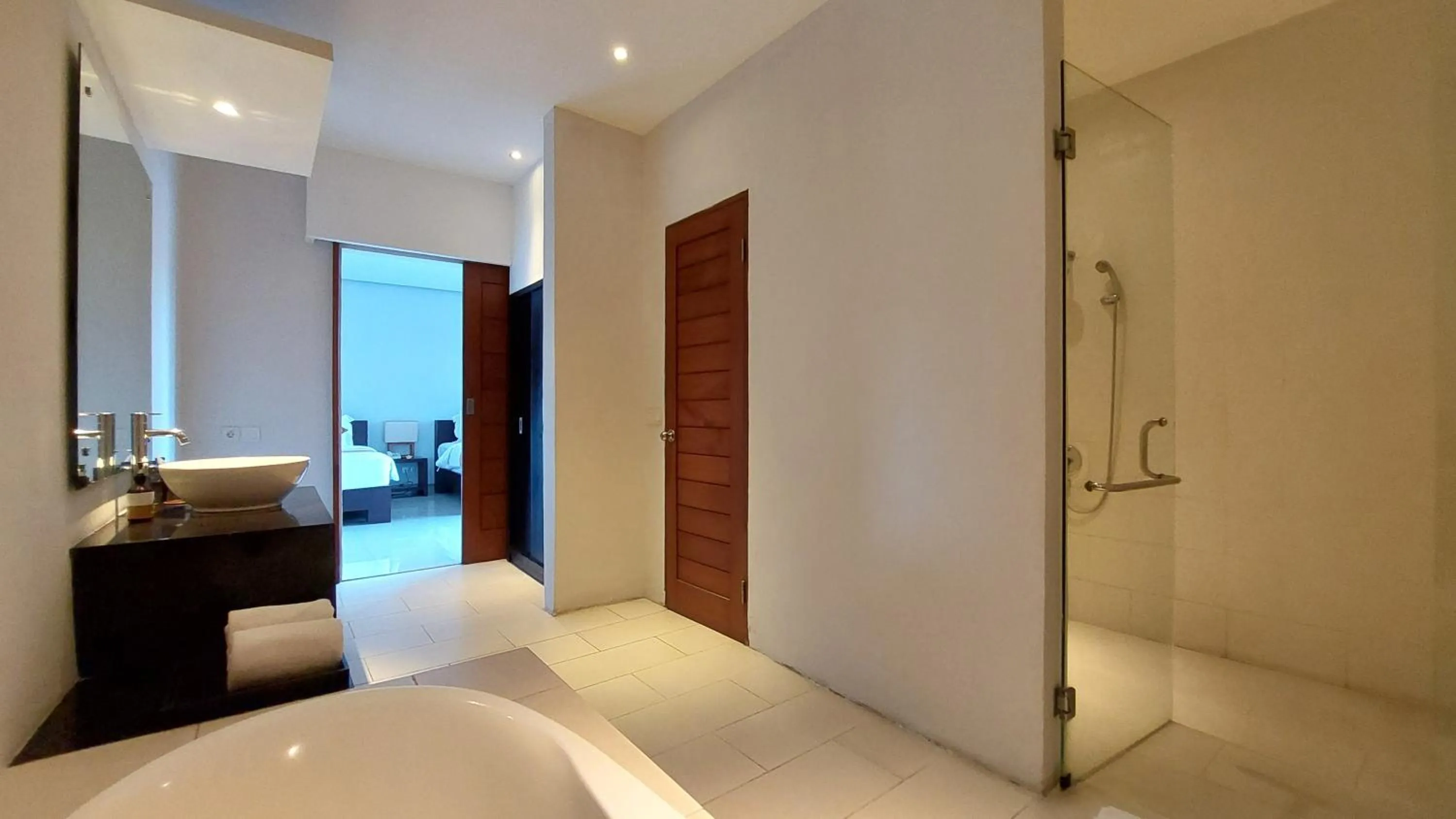 Shower, Bed in The Light Exclusive Villas and SPA