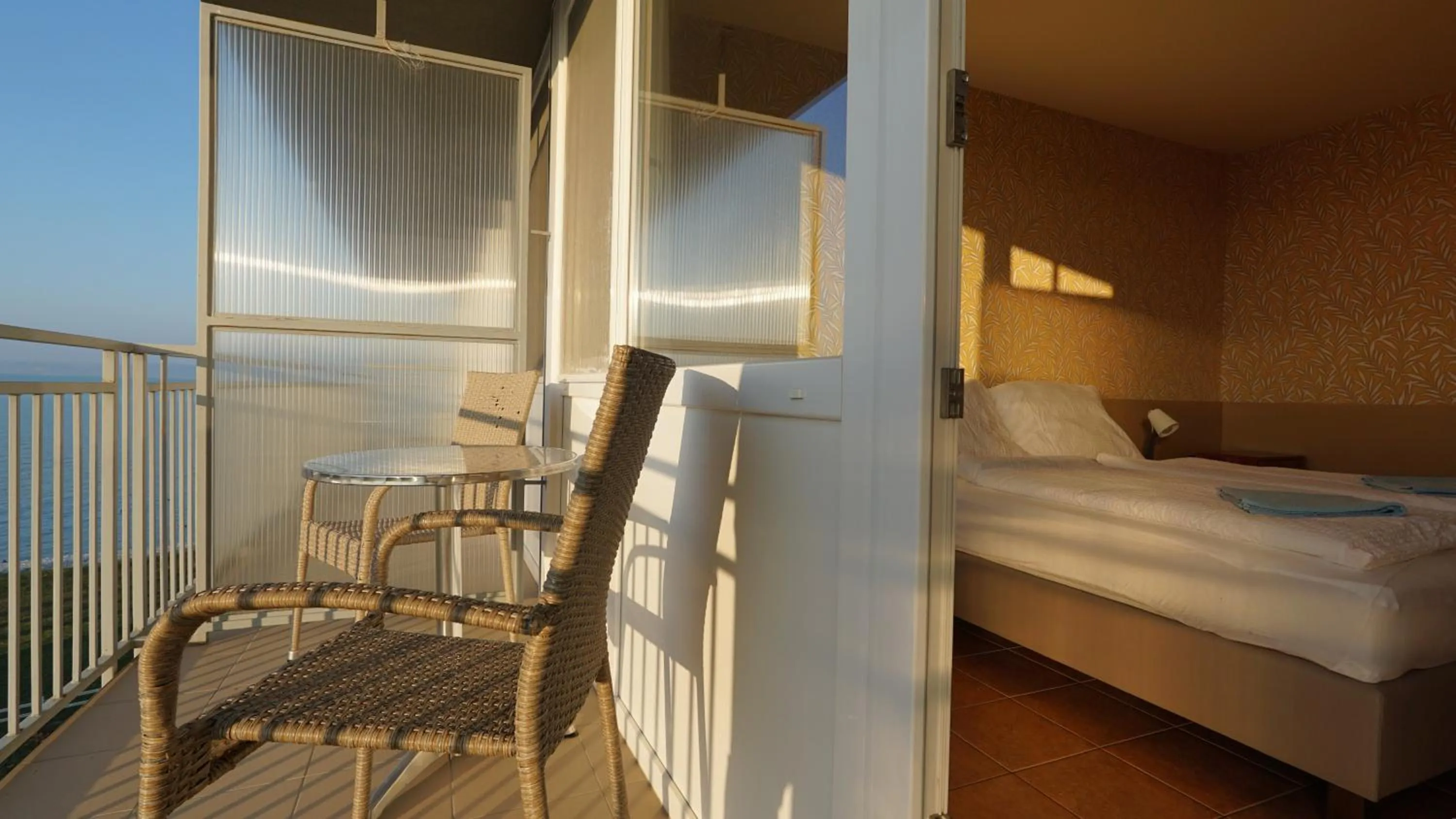 Balcony/Terrace, Bed in Plazs Hotel Siófok