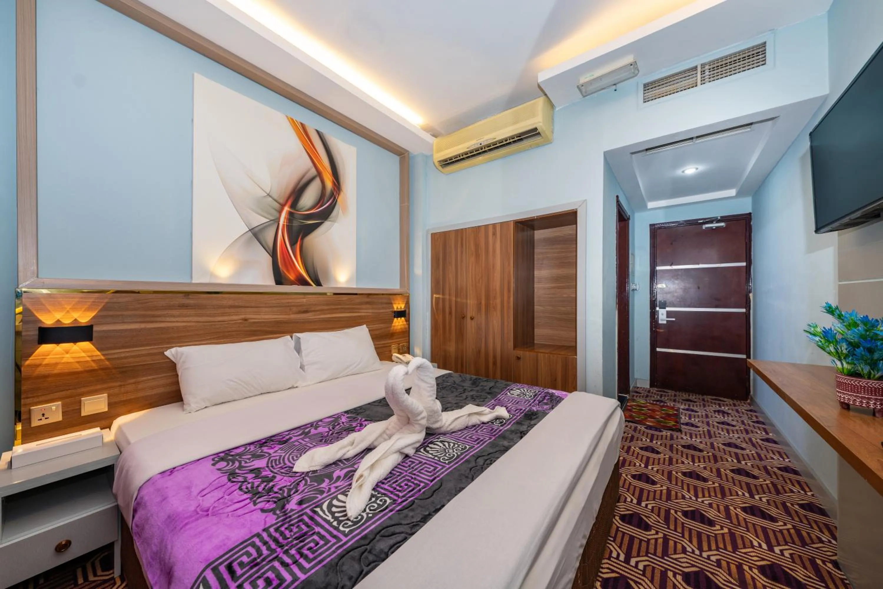 Communal lounge/ TV room, Bed in Tanha Hotel