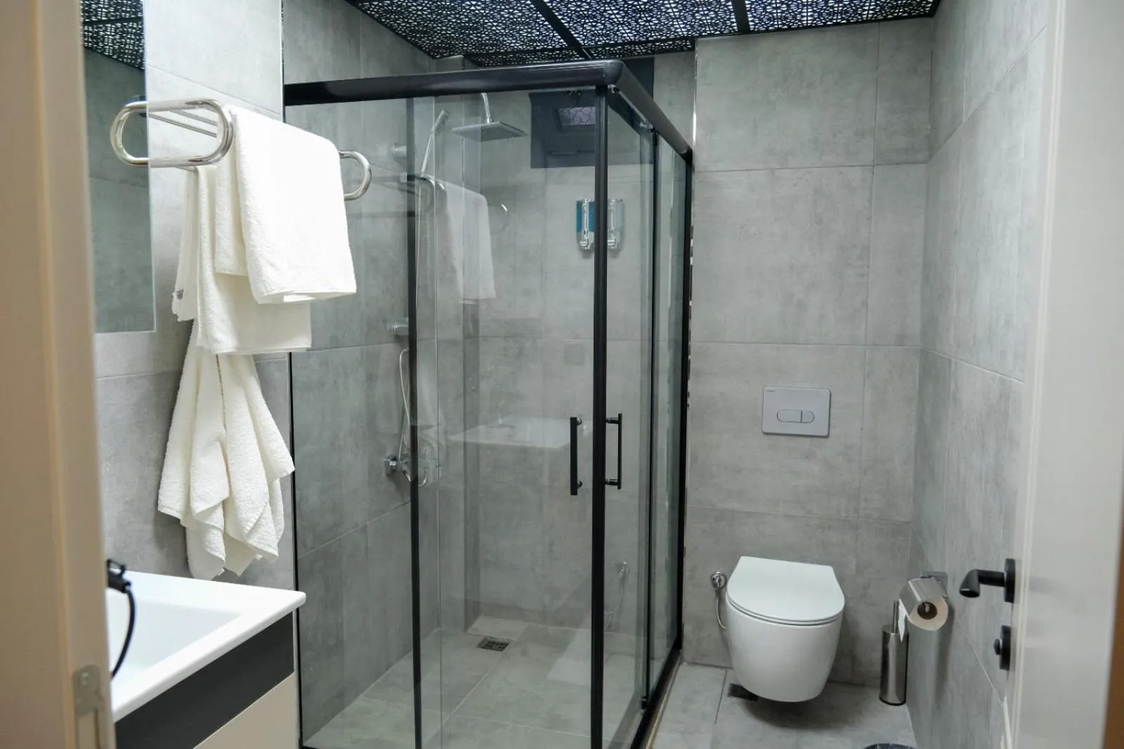 Shower in LİMONOTTO SUİT OTEL