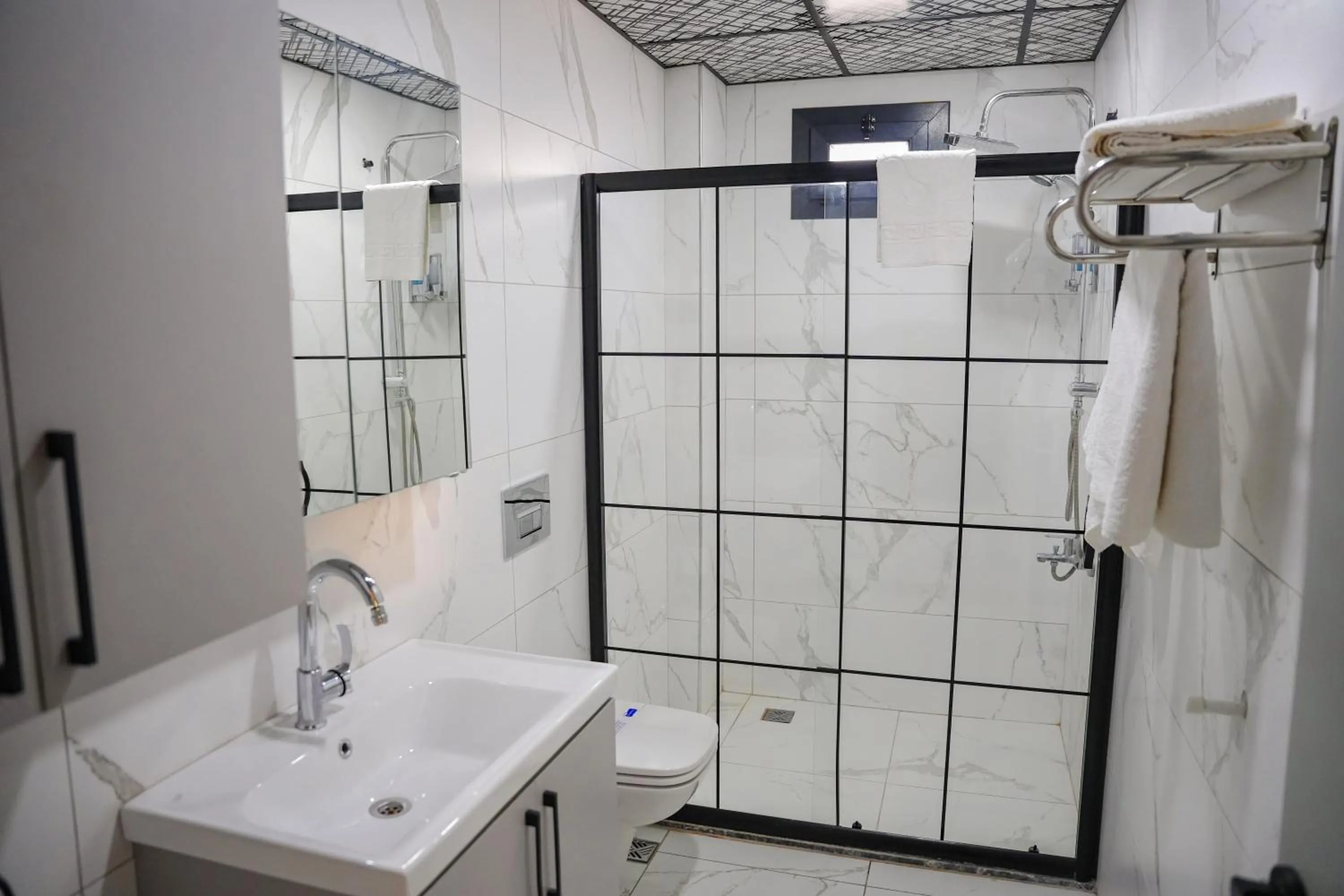 Shower in LİMONOTTO SUİT OTEL
