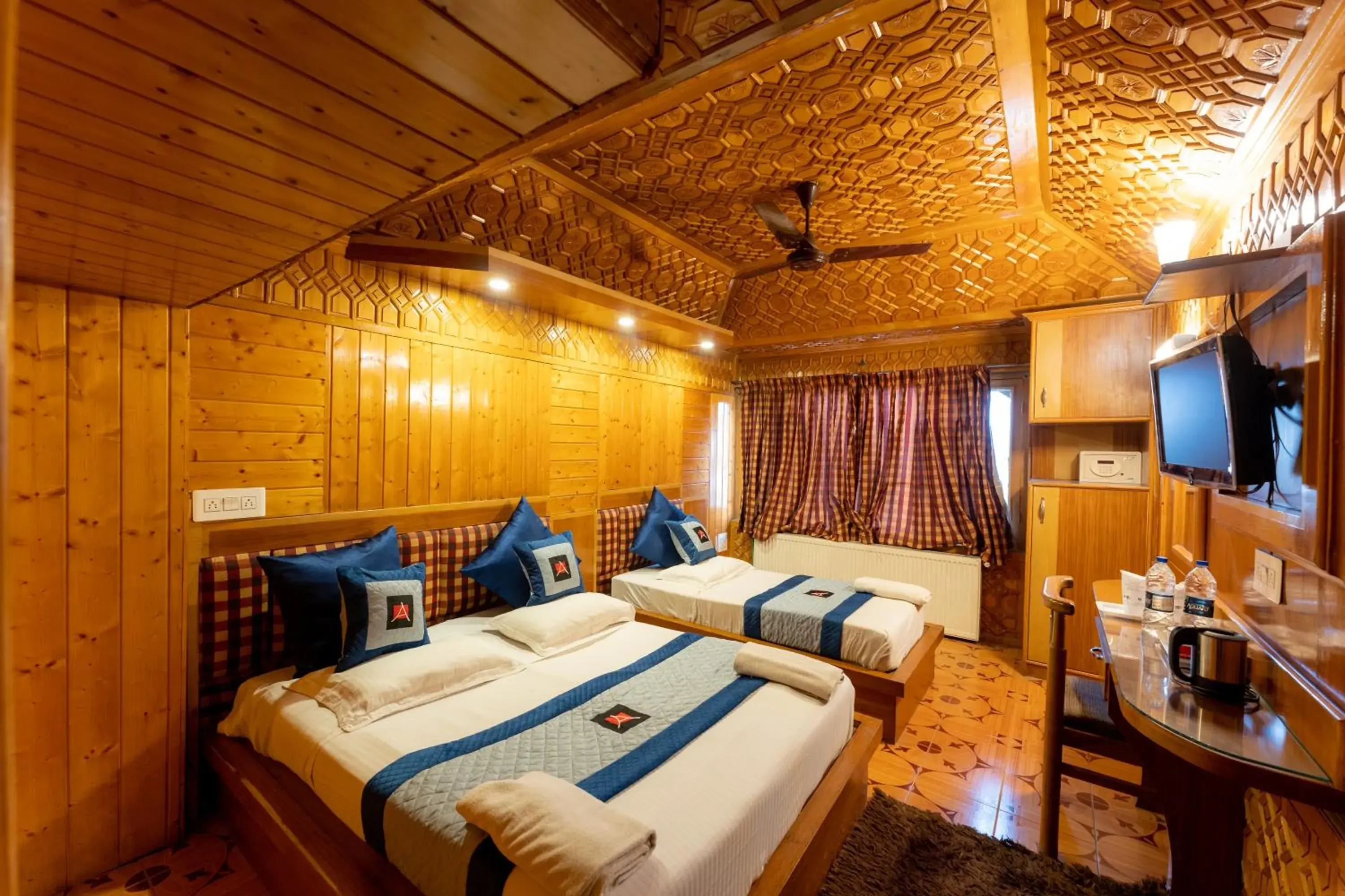 Deluxe Double Room in Hotel Akbar At Dal Lake Ghat Number 1 Deluxe Double Room in Hotel Akbar At Dal Lake Ghat Number 1