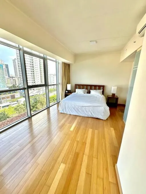 Bathroom, Bed in Colombo Emperor Residencies
