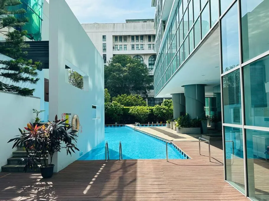 Swimming pool in Colombo Emperor Residencies