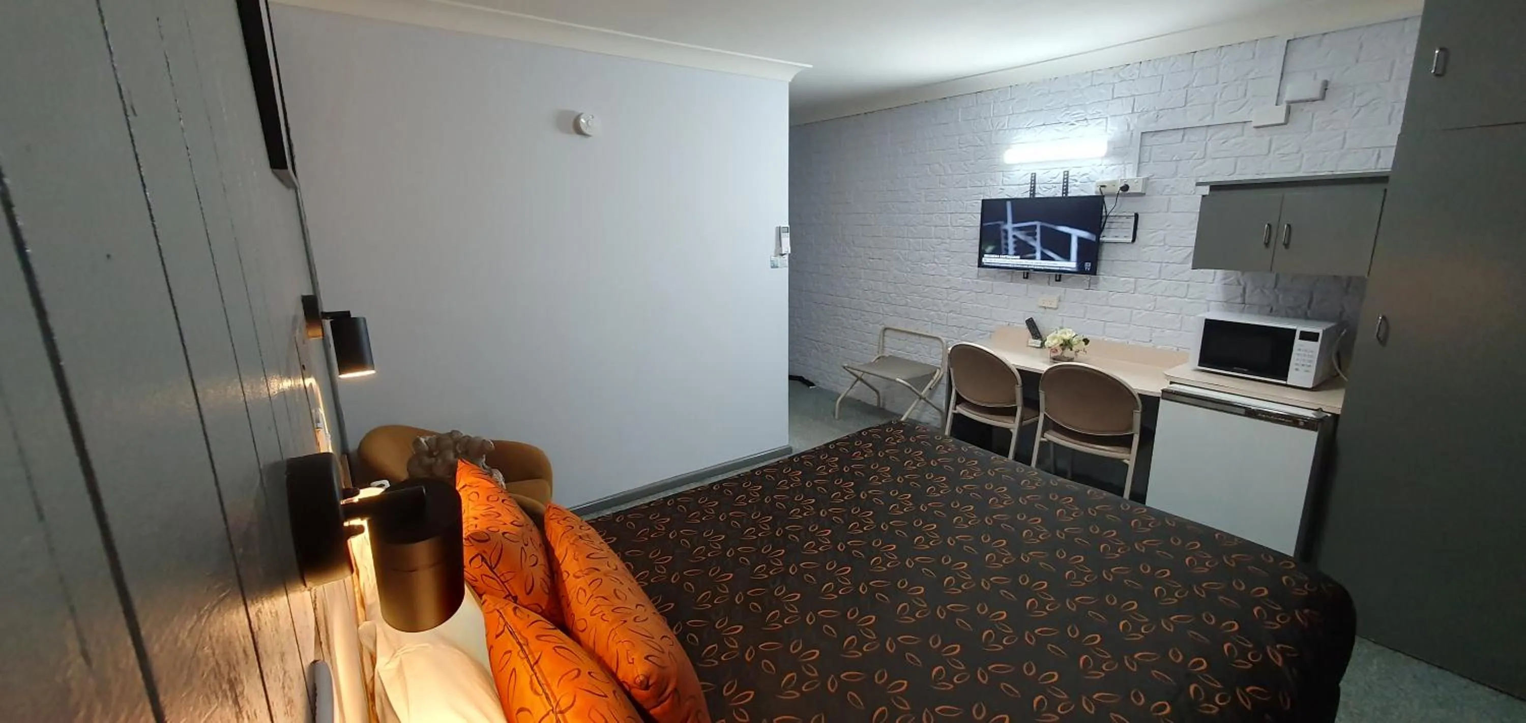 Bed in Goldrush Motel Young CBD