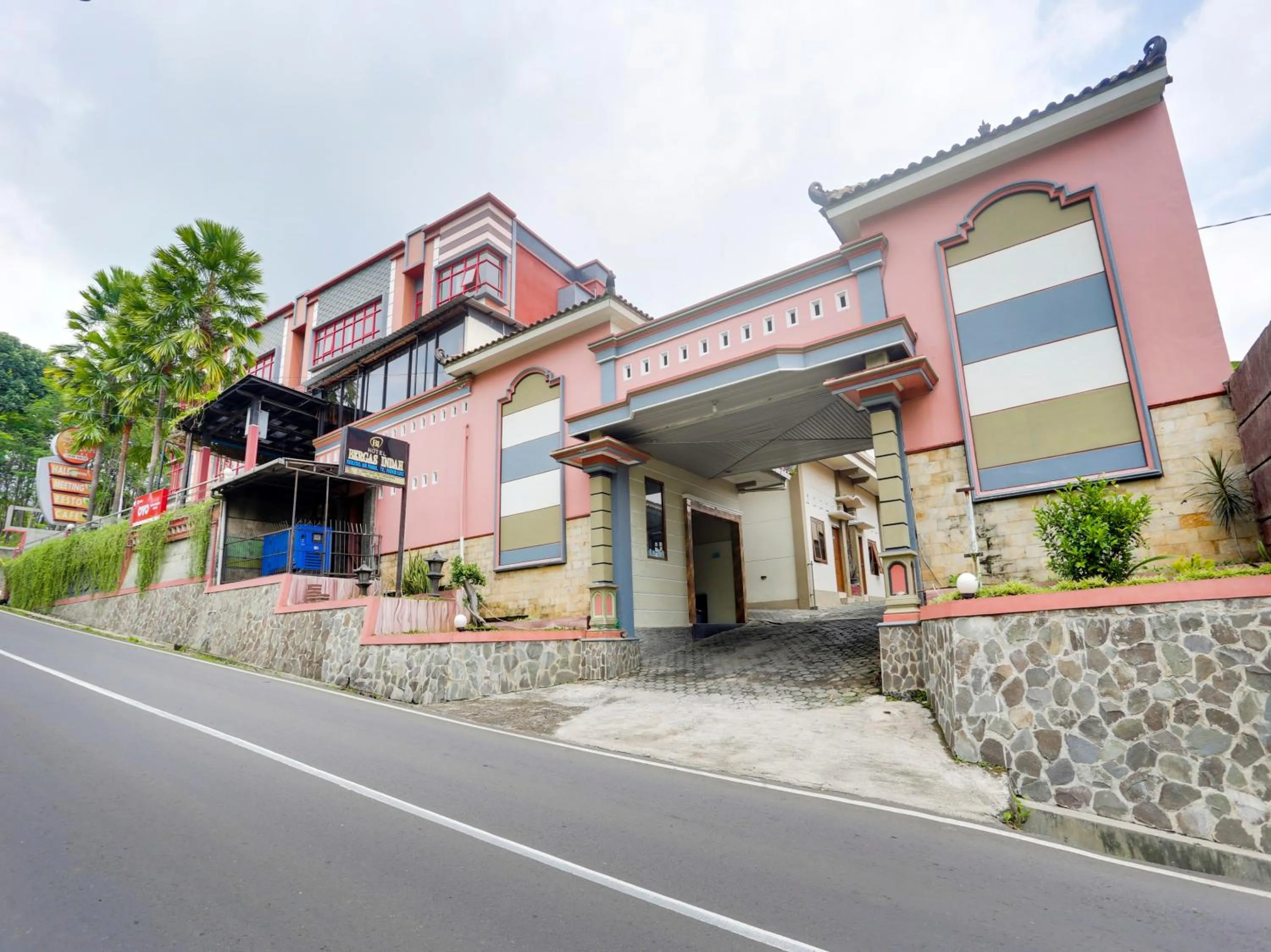 Facade/entrance in Urbanview Hotel Bergas Indah Bandungan by RedDoorz