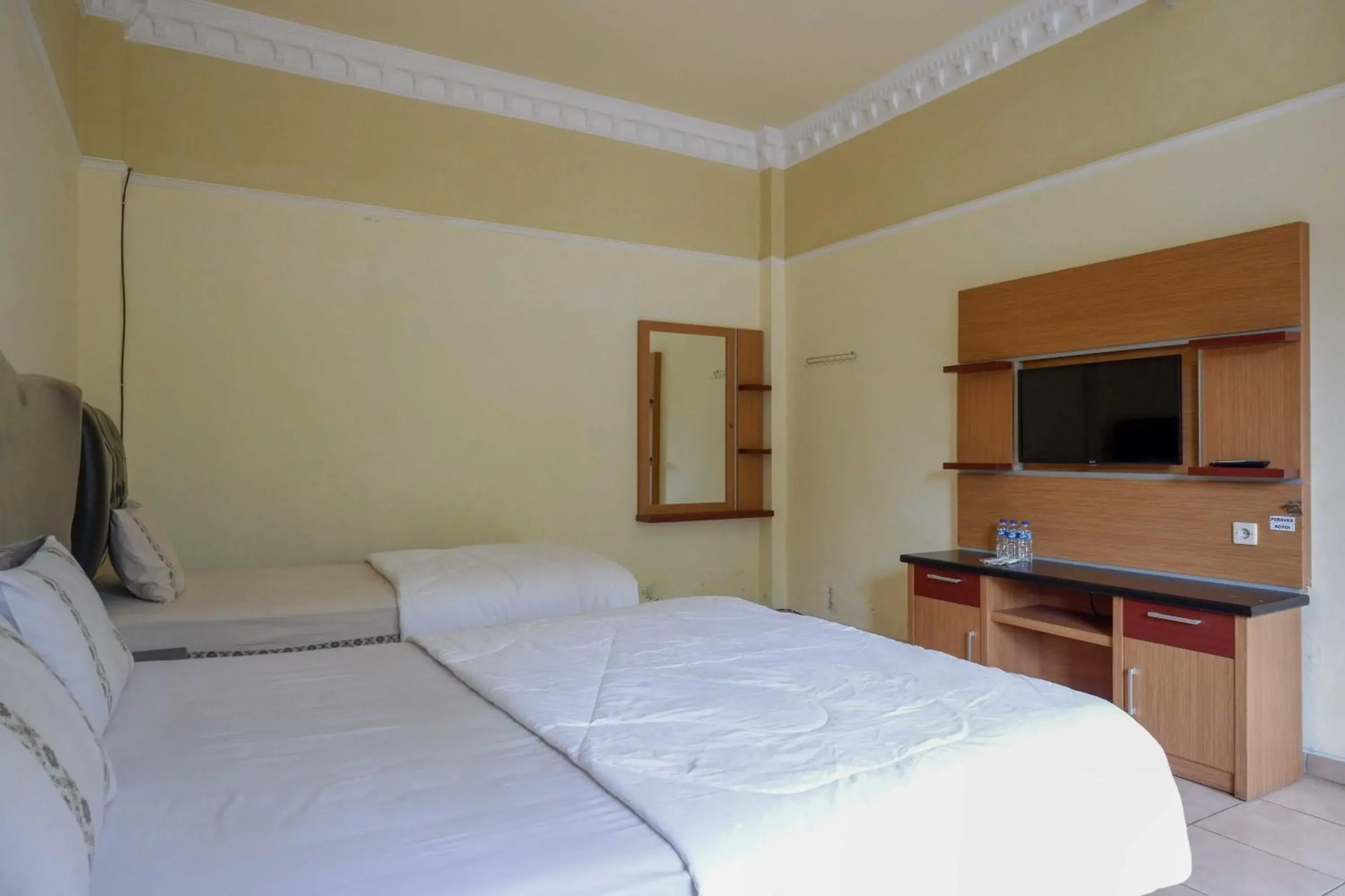 Bedroom, Bed in Urbanview Hotel Bergas Indah Bandungan by RedDoorz Bedroom, Bed in Urbanview Hotel Bergas Indah Bandungan by RedDoorz