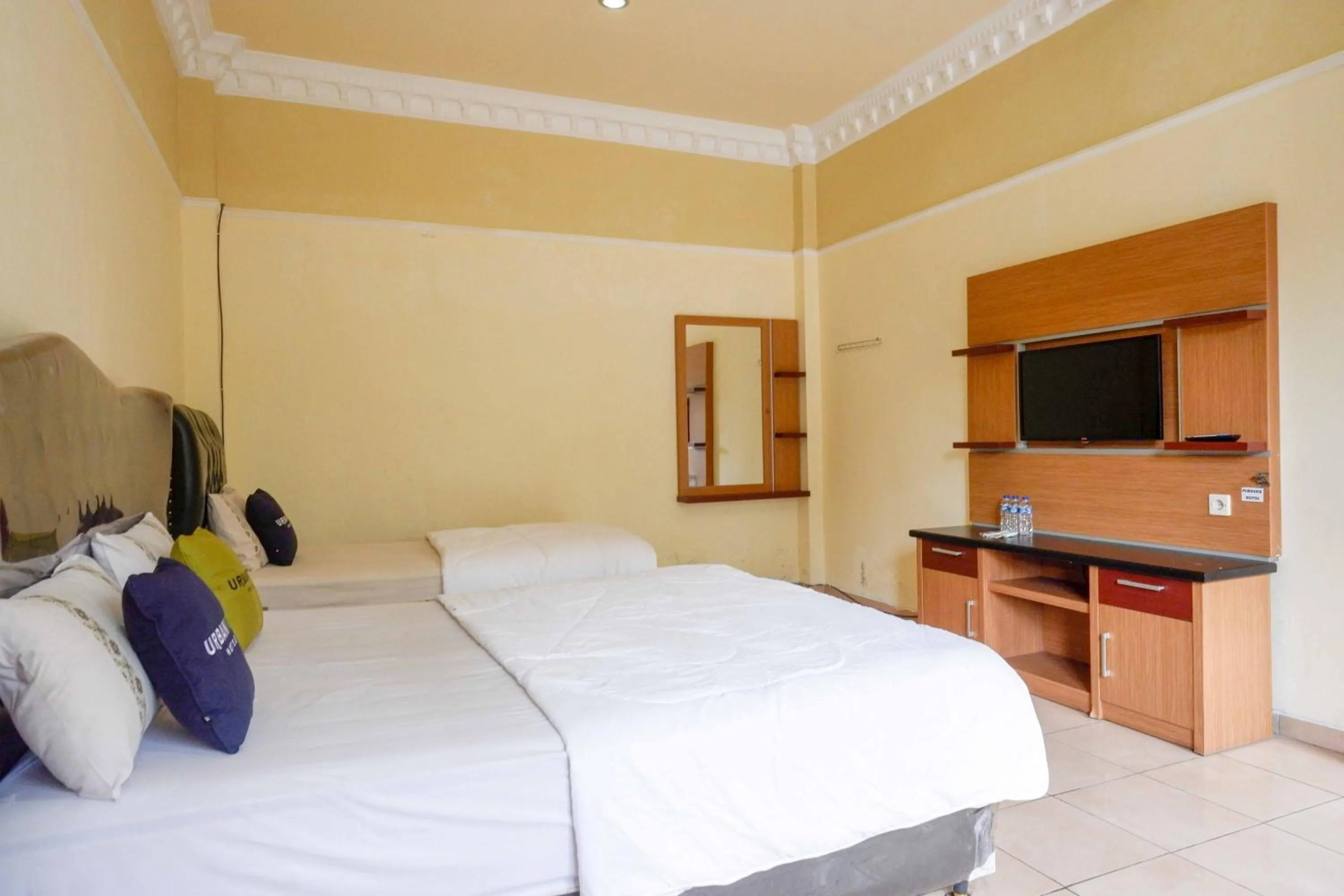 Bedroom, Bed in Urbanview Hotel Bergas Indah Bandungan by RedDoorz