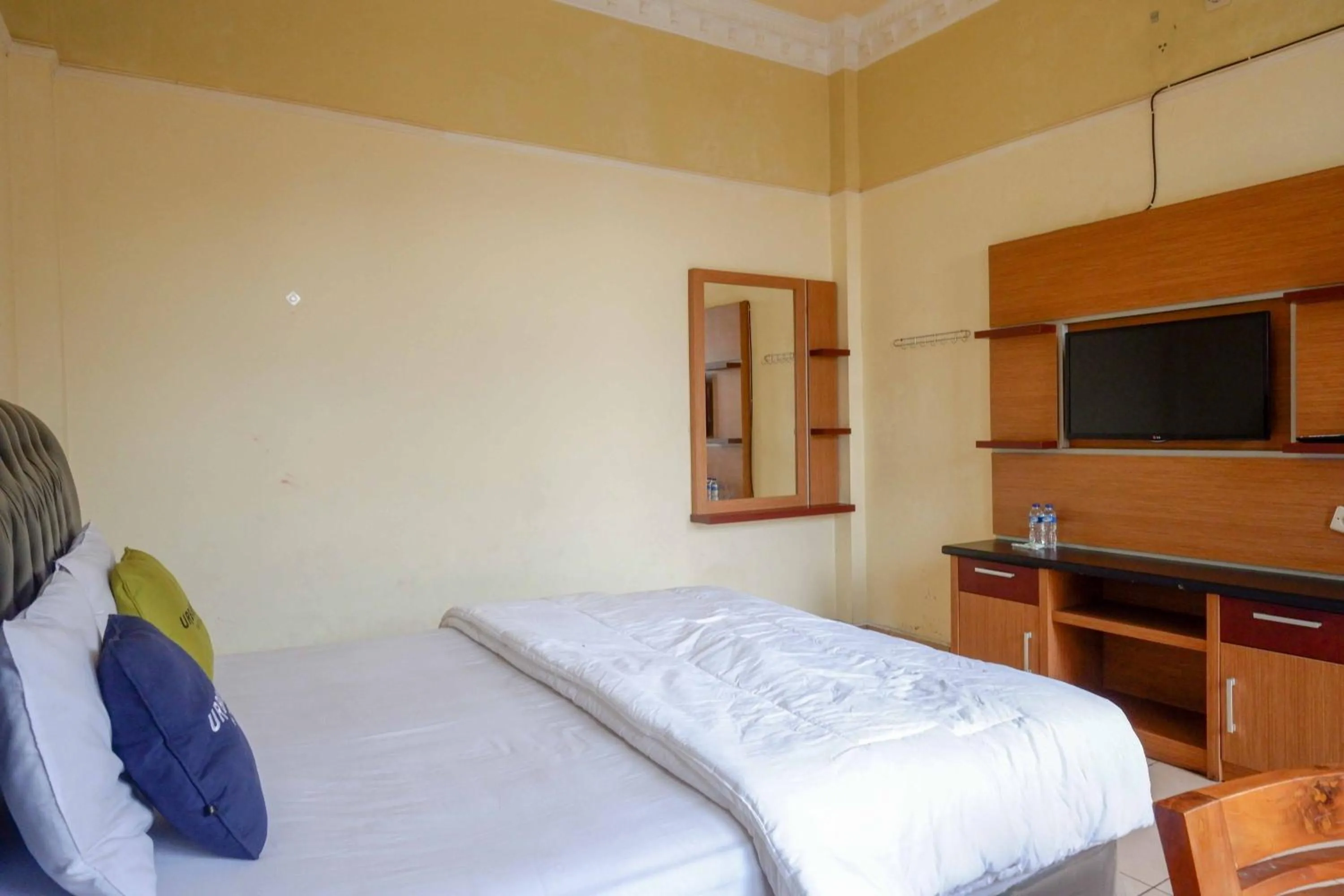 Bedroom, Bed in Urbanview Hotel Bergas Indah Bandungan by RedDoorz