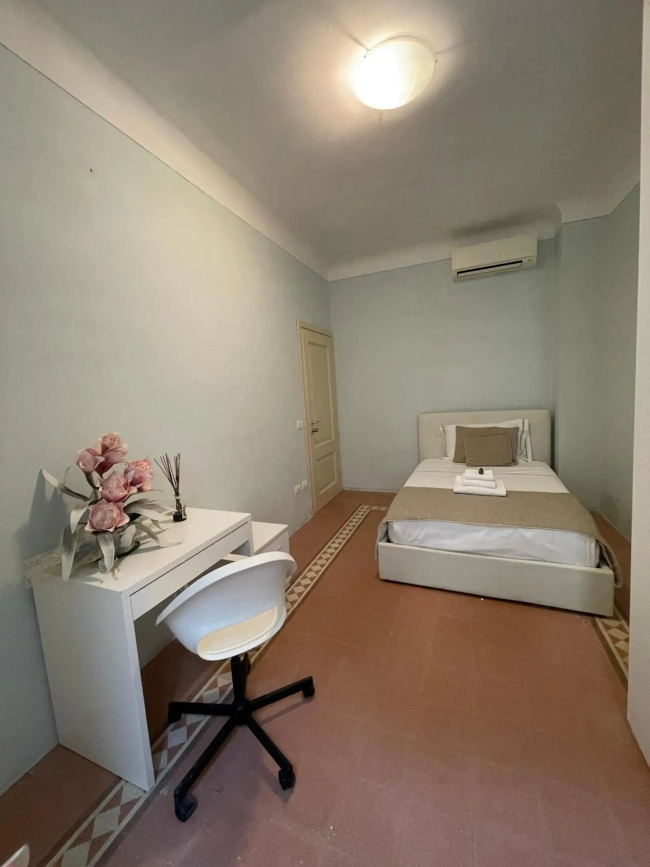 Single Room with Private External Toilet in Homelink Firenze - De' Medici Single Room with Private External Toilet in Homelink Firenze - De' Medici