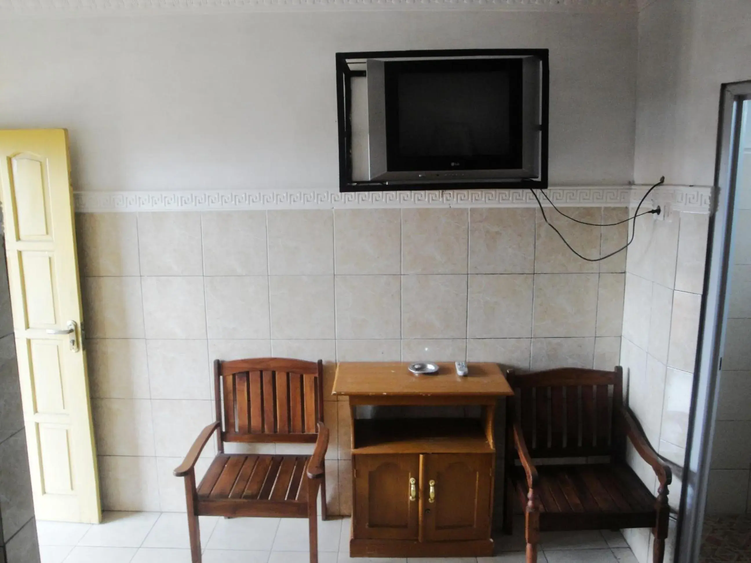 TV and multimedia in Hotel Arjuna Sari Bandungan TV and multimedia in Hotel Arjuna Sari Bandungan