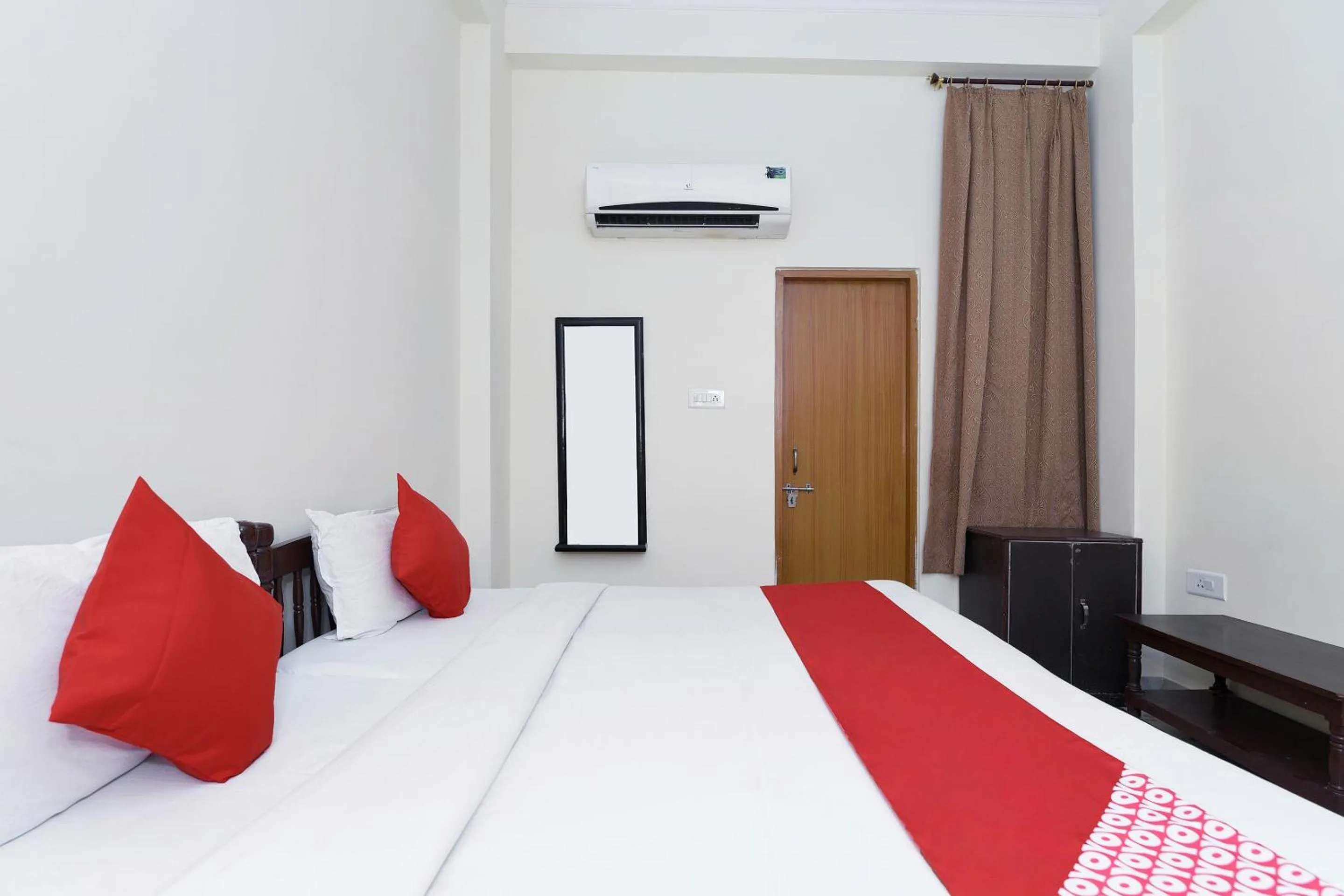 Bedroom, Bed in Hotel Green Valley Ranthambhore