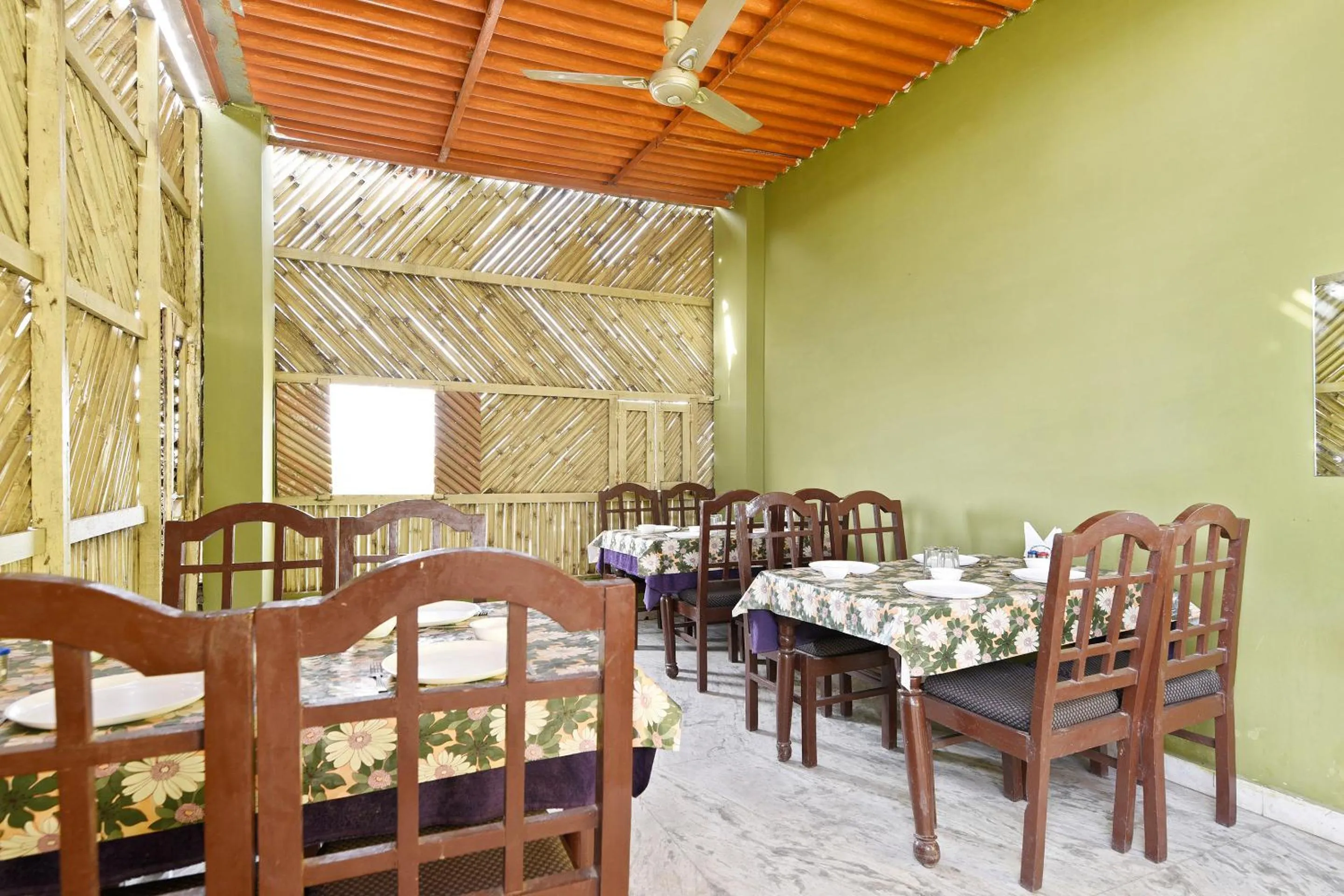 Restaurant/places to eat in Hotel Green Valley Ranthambhore