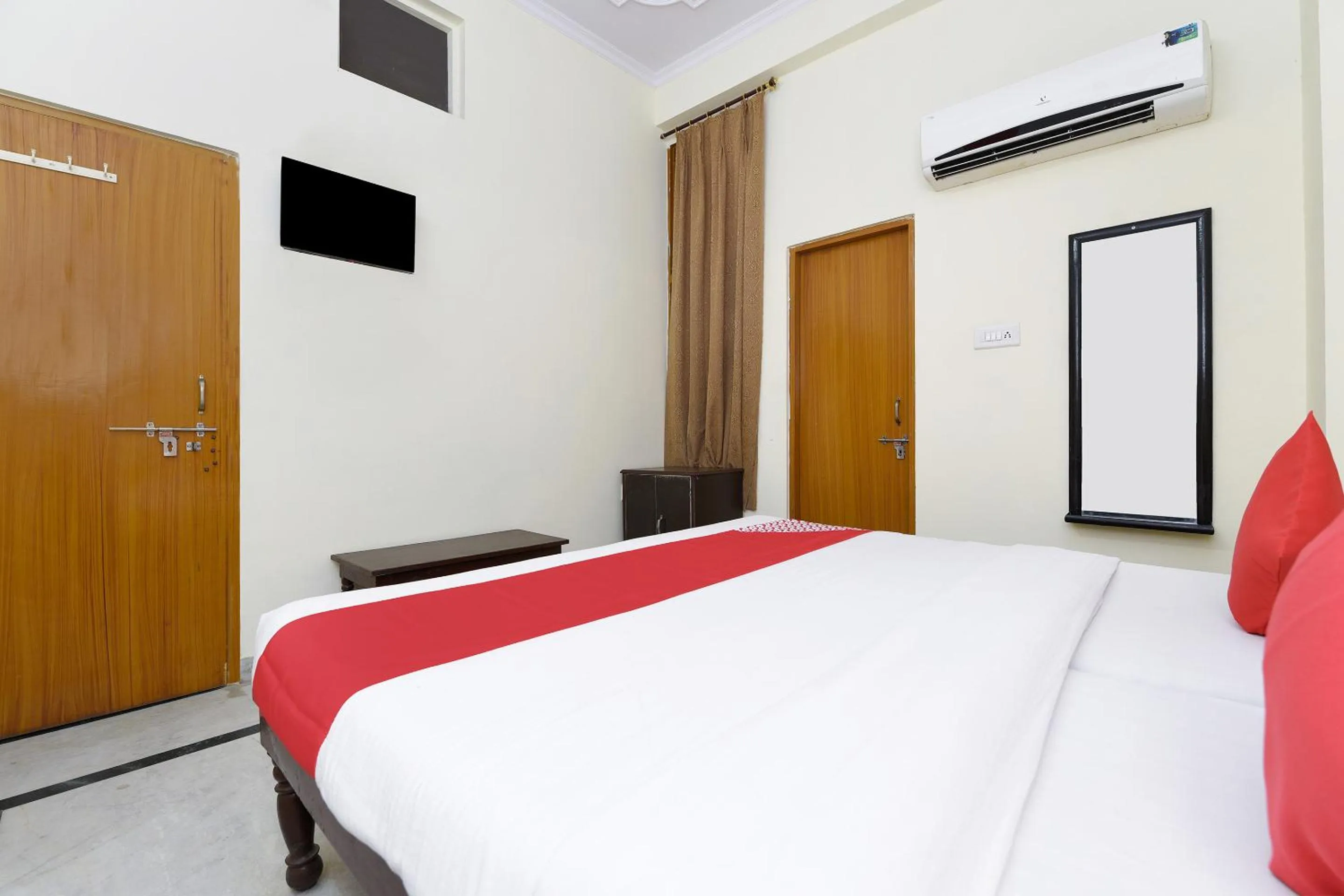 Bedroom, Bed in Hotel Green Valley Ranthambhore