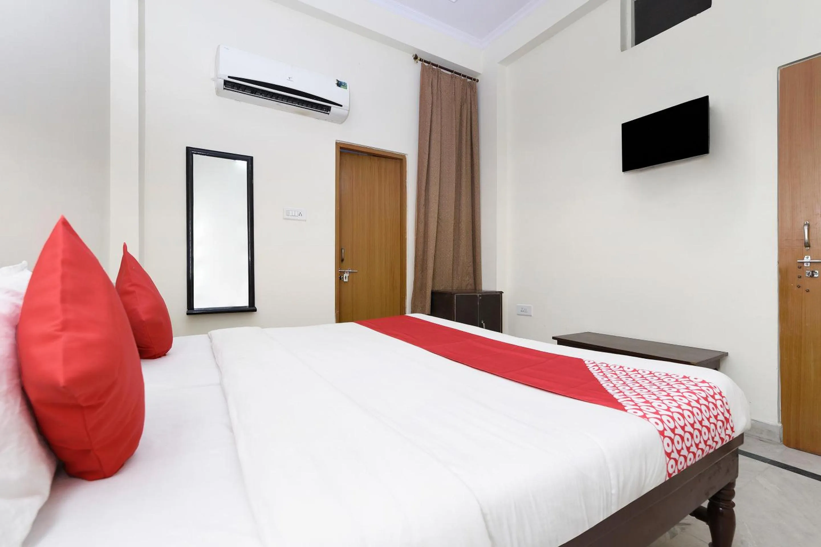 Bedroom, Bed in Hotel Green Valley Ranthambhore