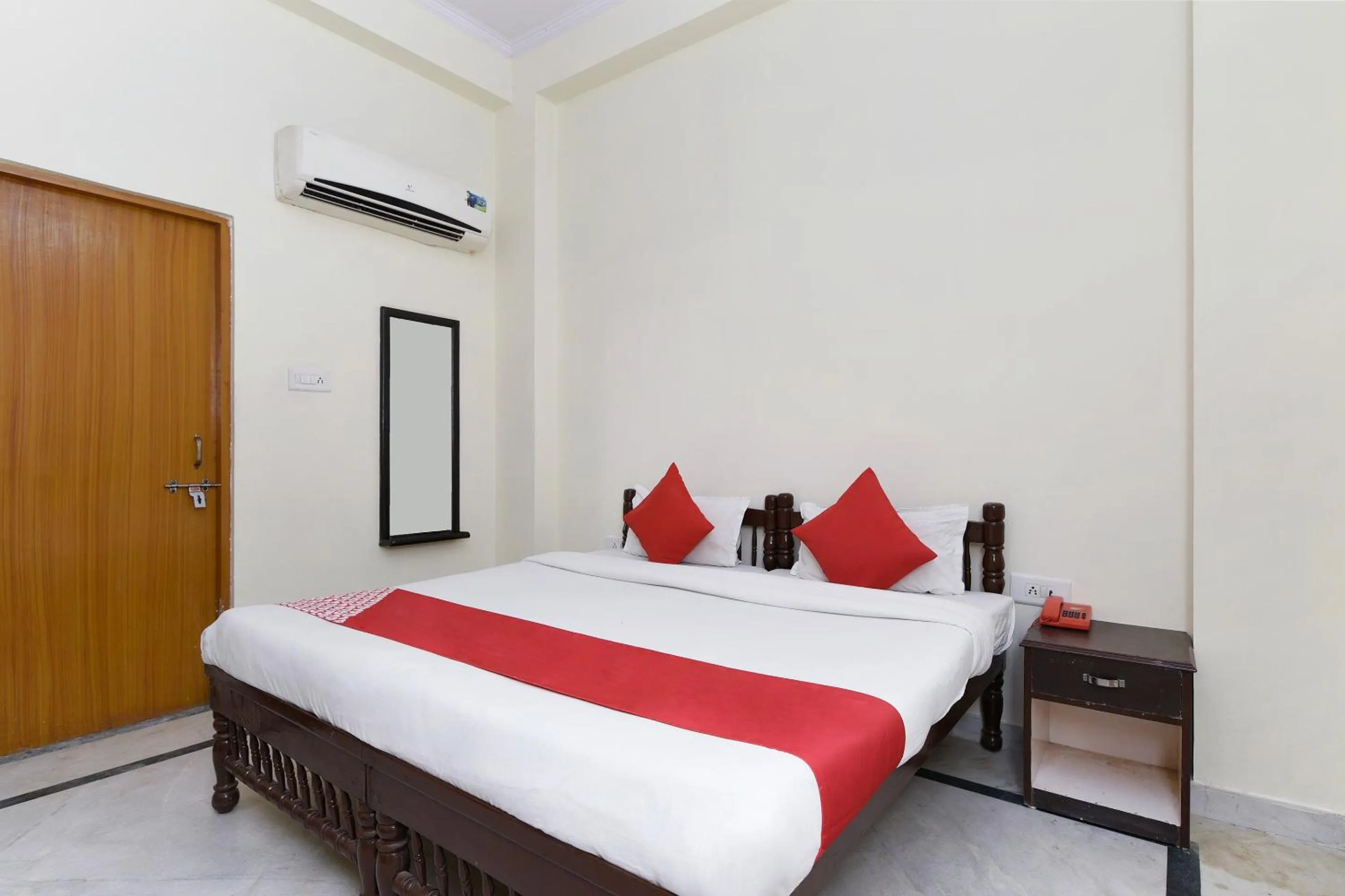 Bedroom, Bed in Hotel Green Valley Ranthambhore