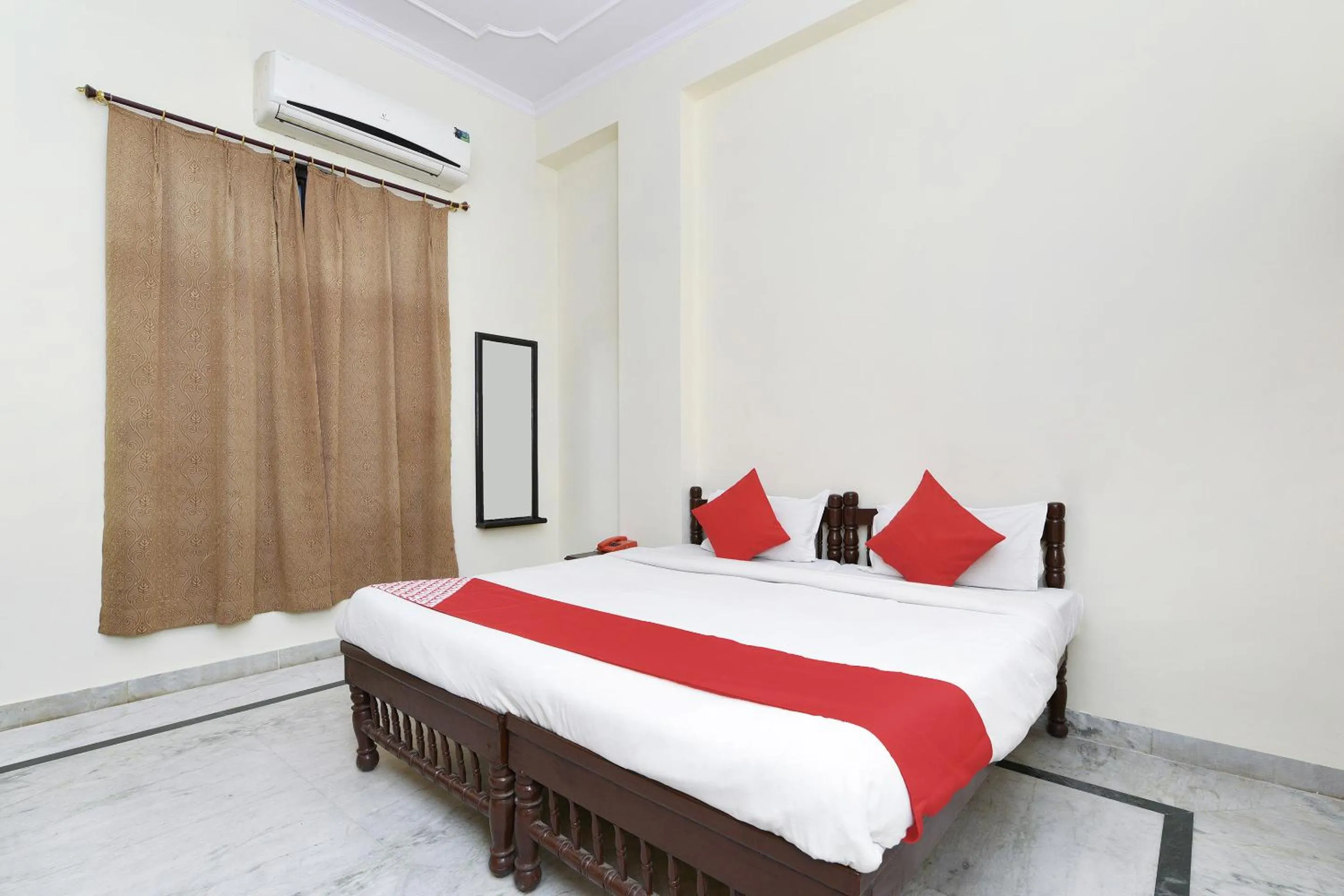 Bedroom, Bed in Hotel Green Valley Ranthambhore