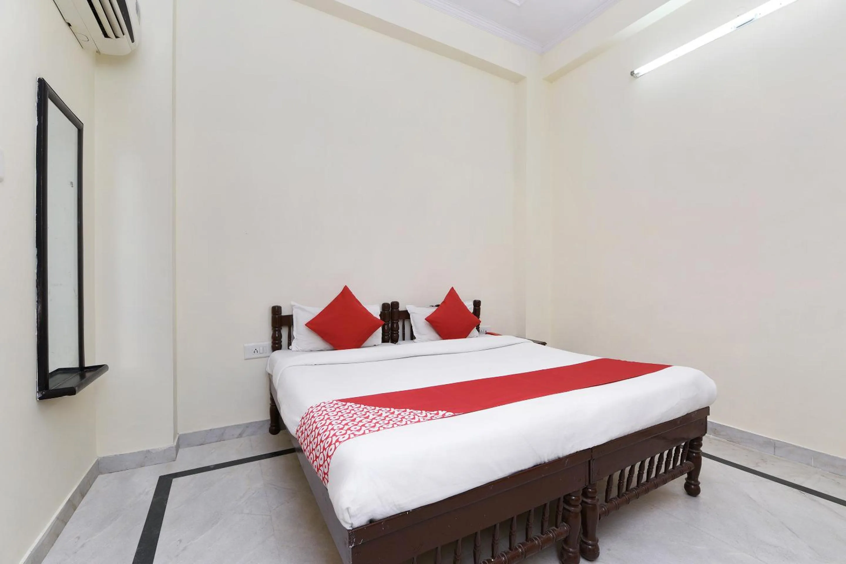 Bedroom, Bed in Hotel Green Valley Ranthambhore
