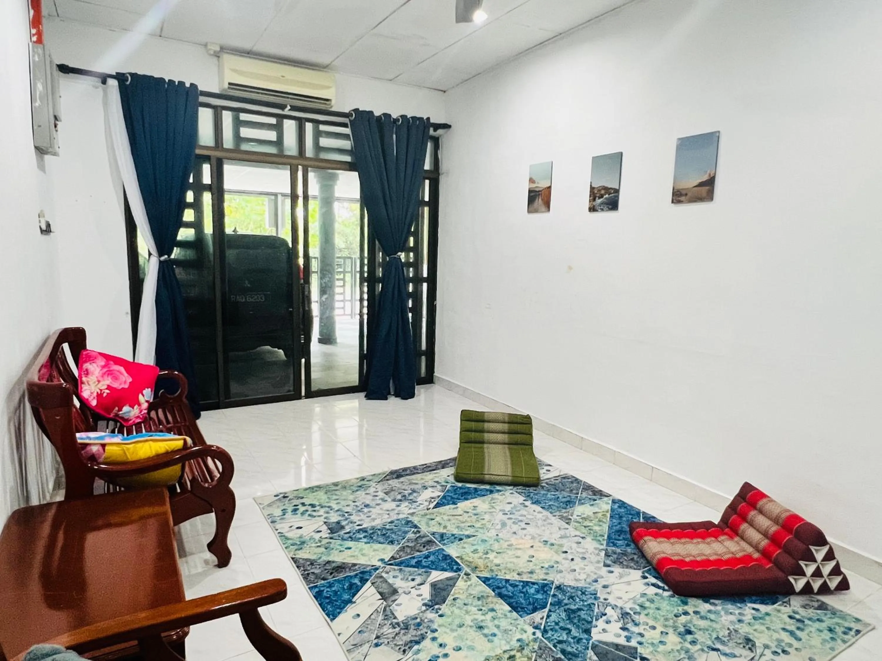 Living room, Bed in Sehijau Homestay Taman Ira