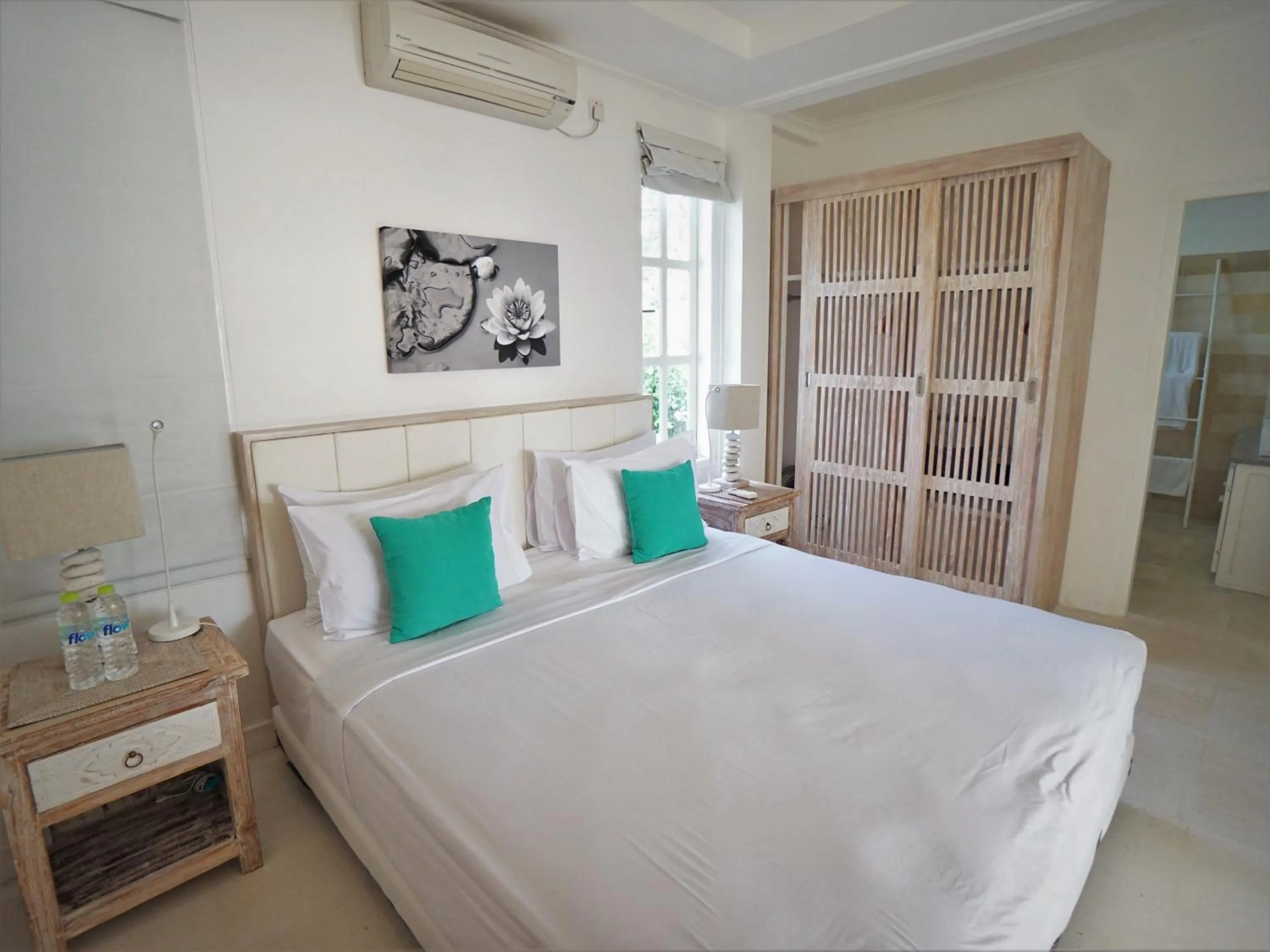 Photo of the whole room, Bed in Mayo Resort