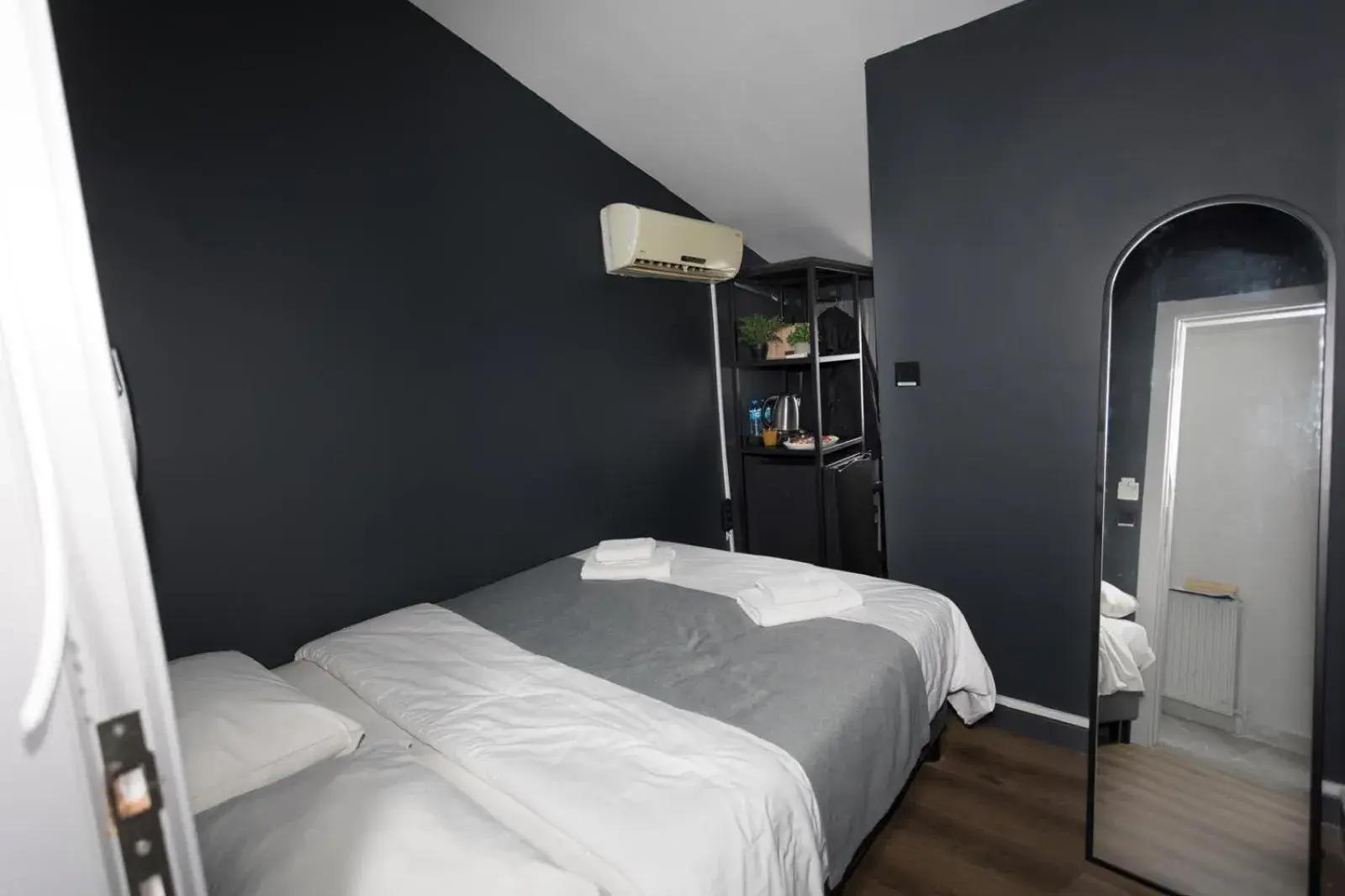 Small Double Room in Arkem City Hotel Small Double Room in Arkem City Hotel