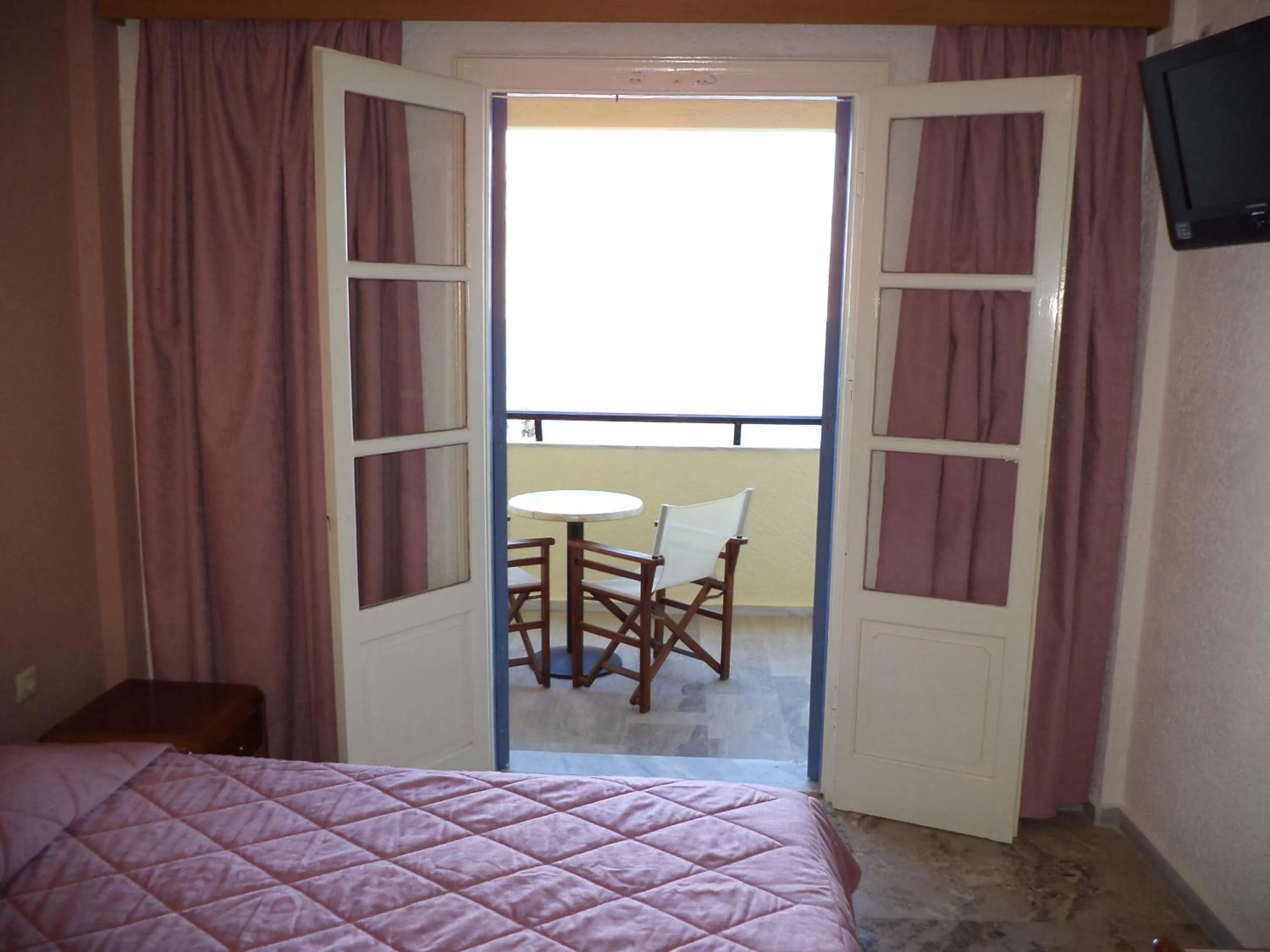 Balcony/Terrace, Bed in Hotel Philoxenia