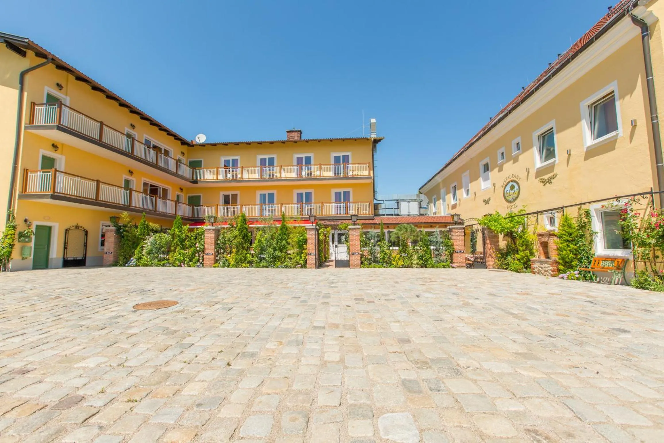 Facade/entrance in Hotel Elia