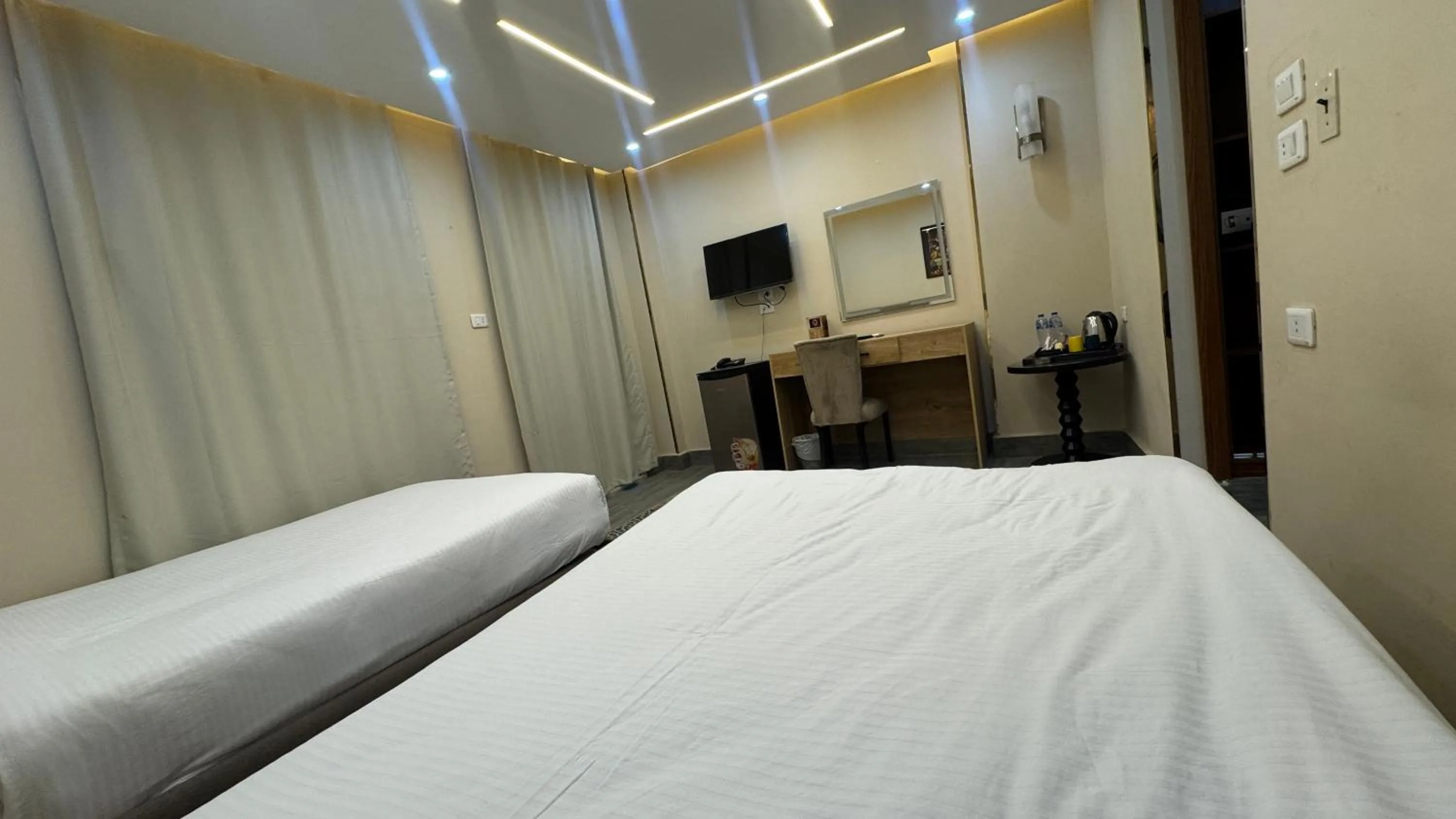 Communal lounge/ TV room, Bed in Pyramids Hotel