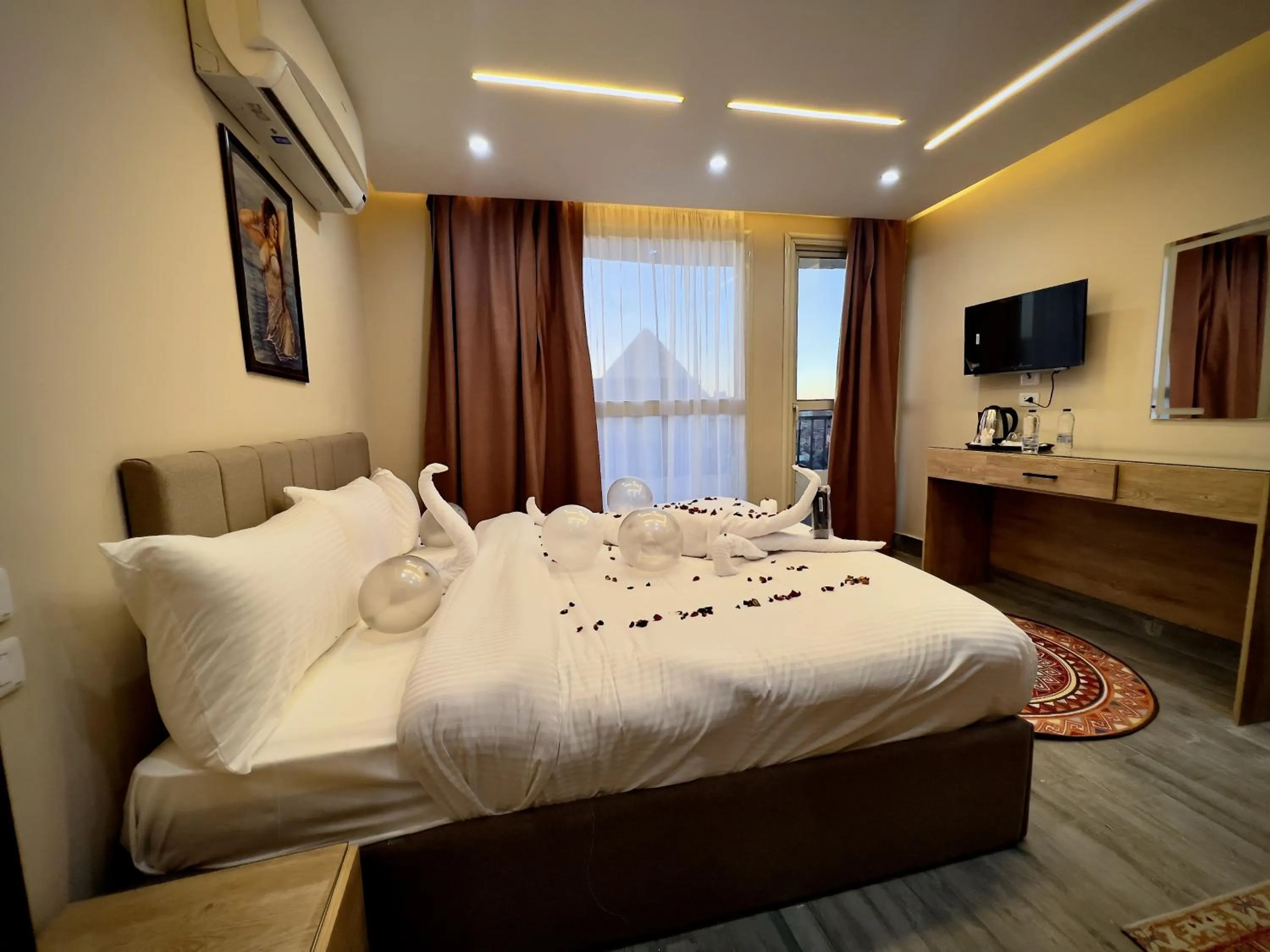 Communal lounge/ TV room, Bed in Pyramids Hotel