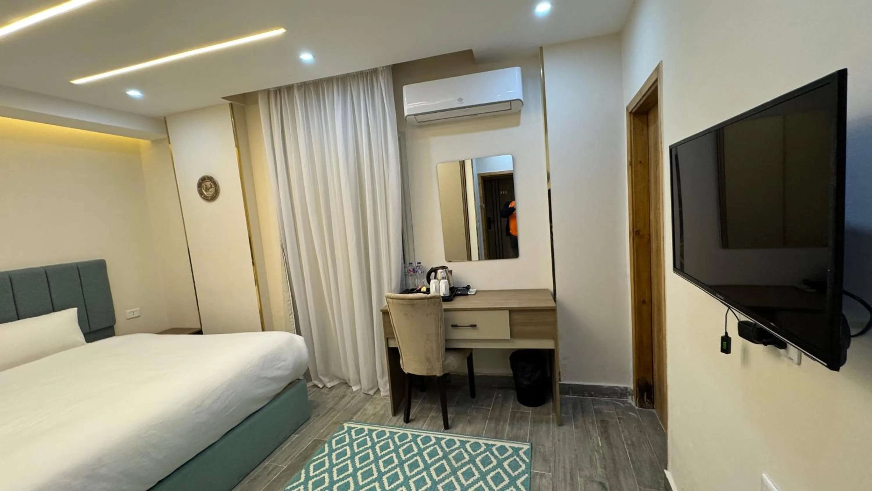 Communal lounge/ TV room, Bed in Pyramids Hotel