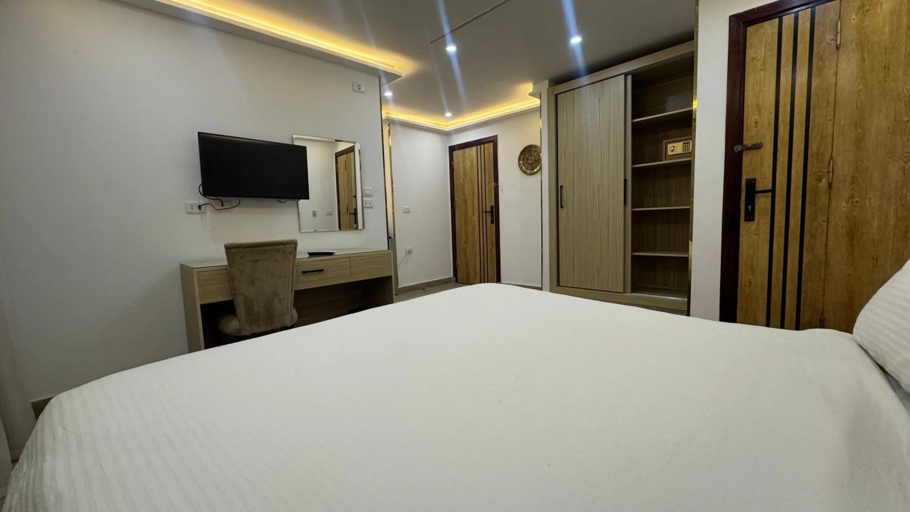 Communal lounge/ TV room, Bed in Pyramids Hotel