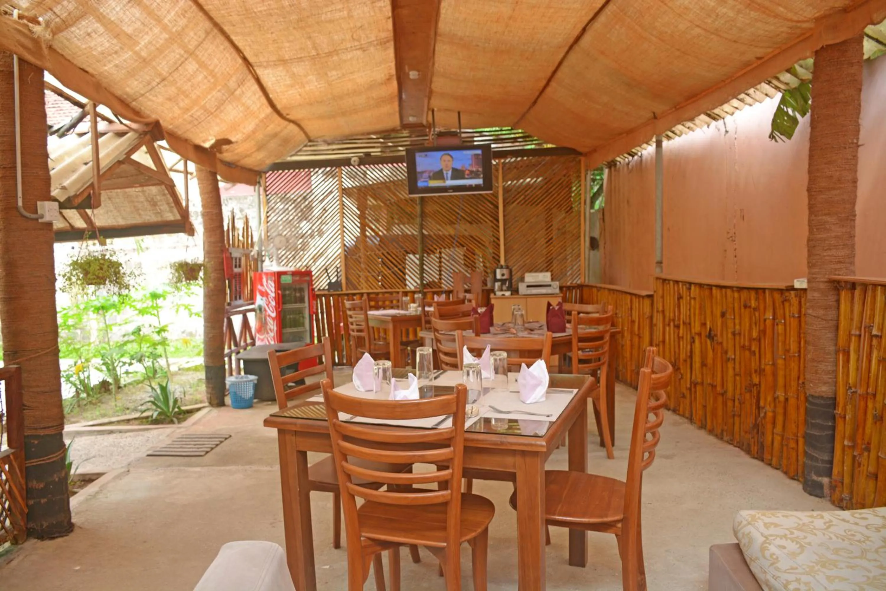 Restaurant/places to eat in Hotel Thilon