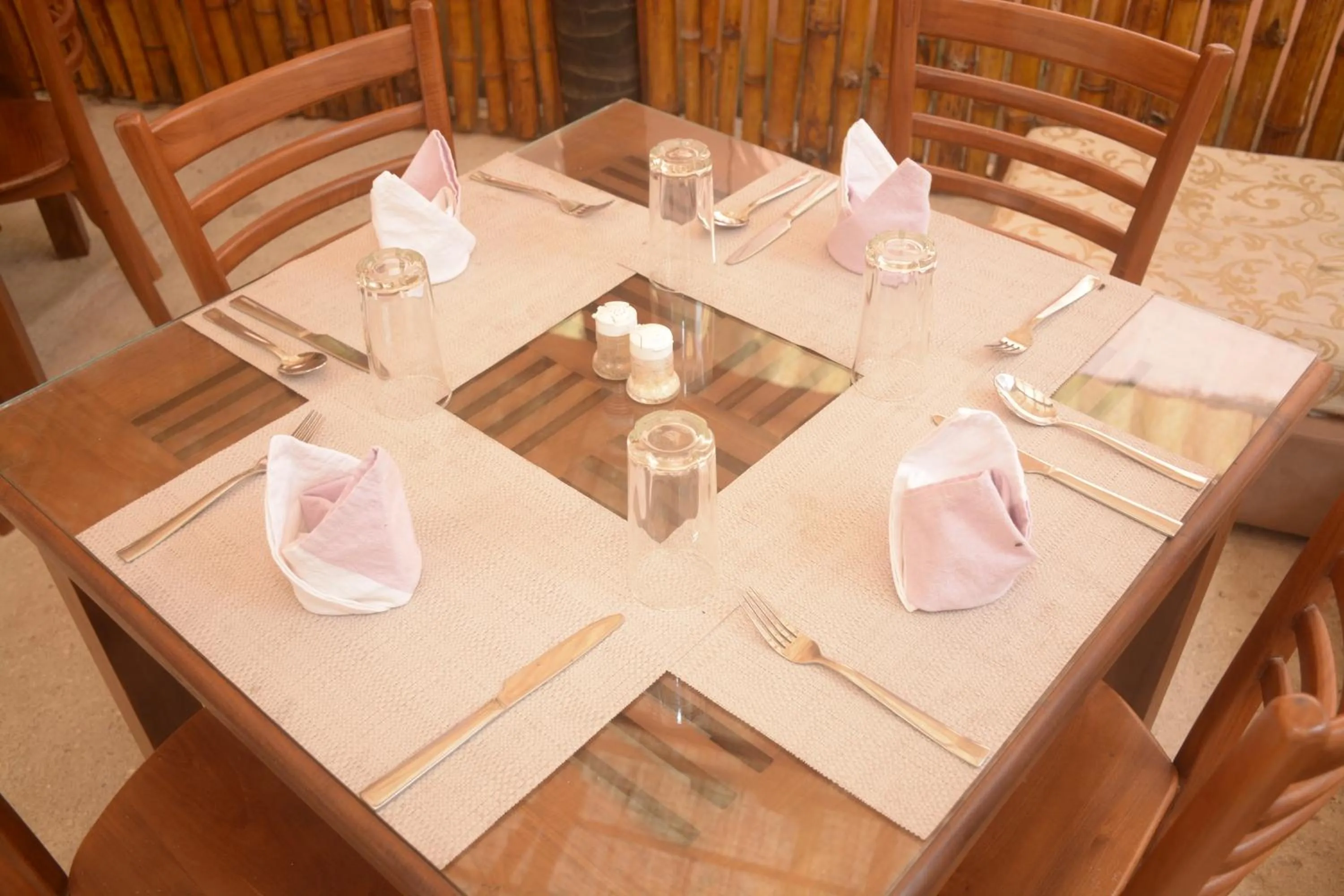 Restaurant/places to eat in Hotel Thilon