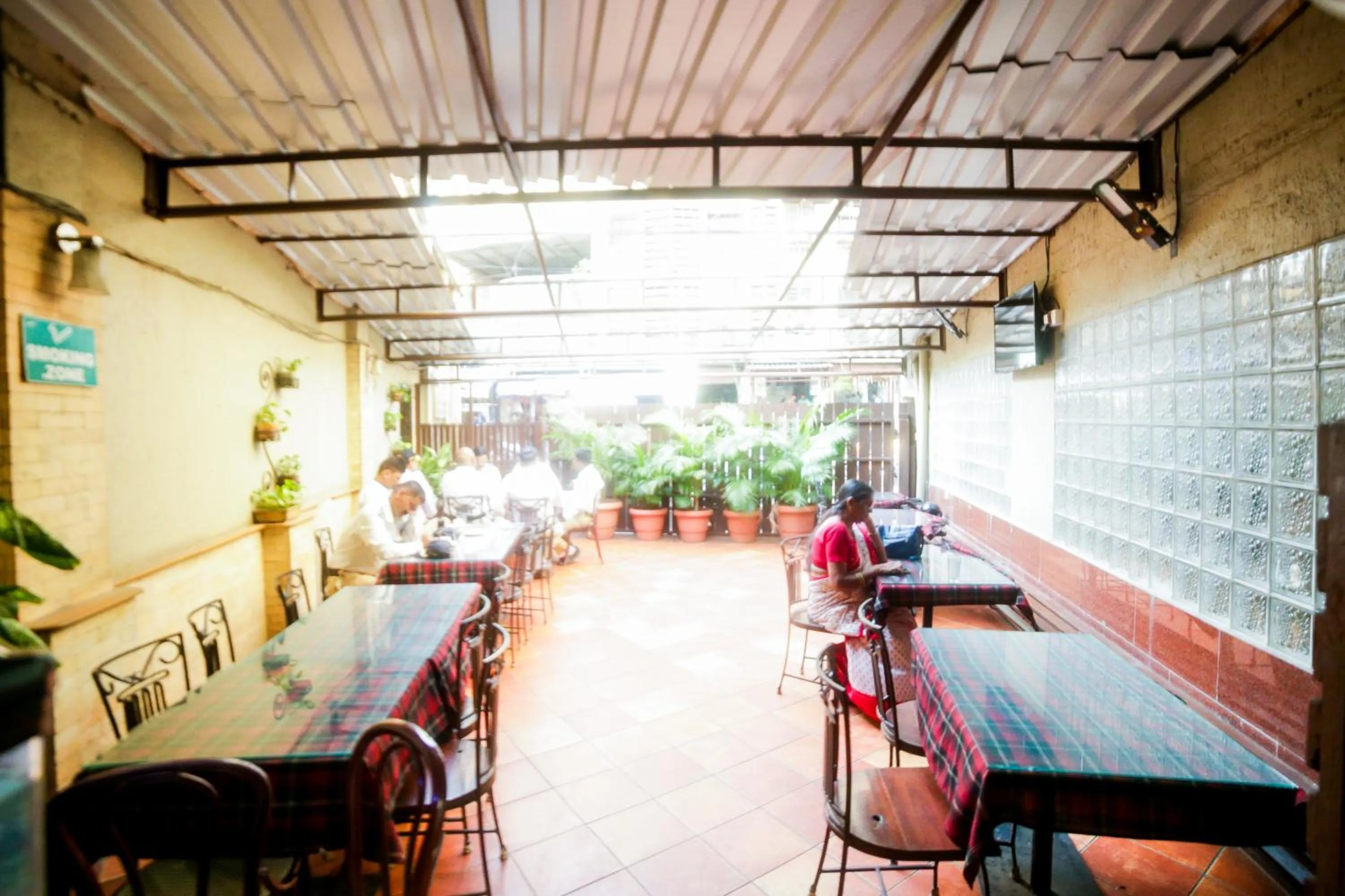 Restaurant/places to eat in Hotel Lucky Bandra