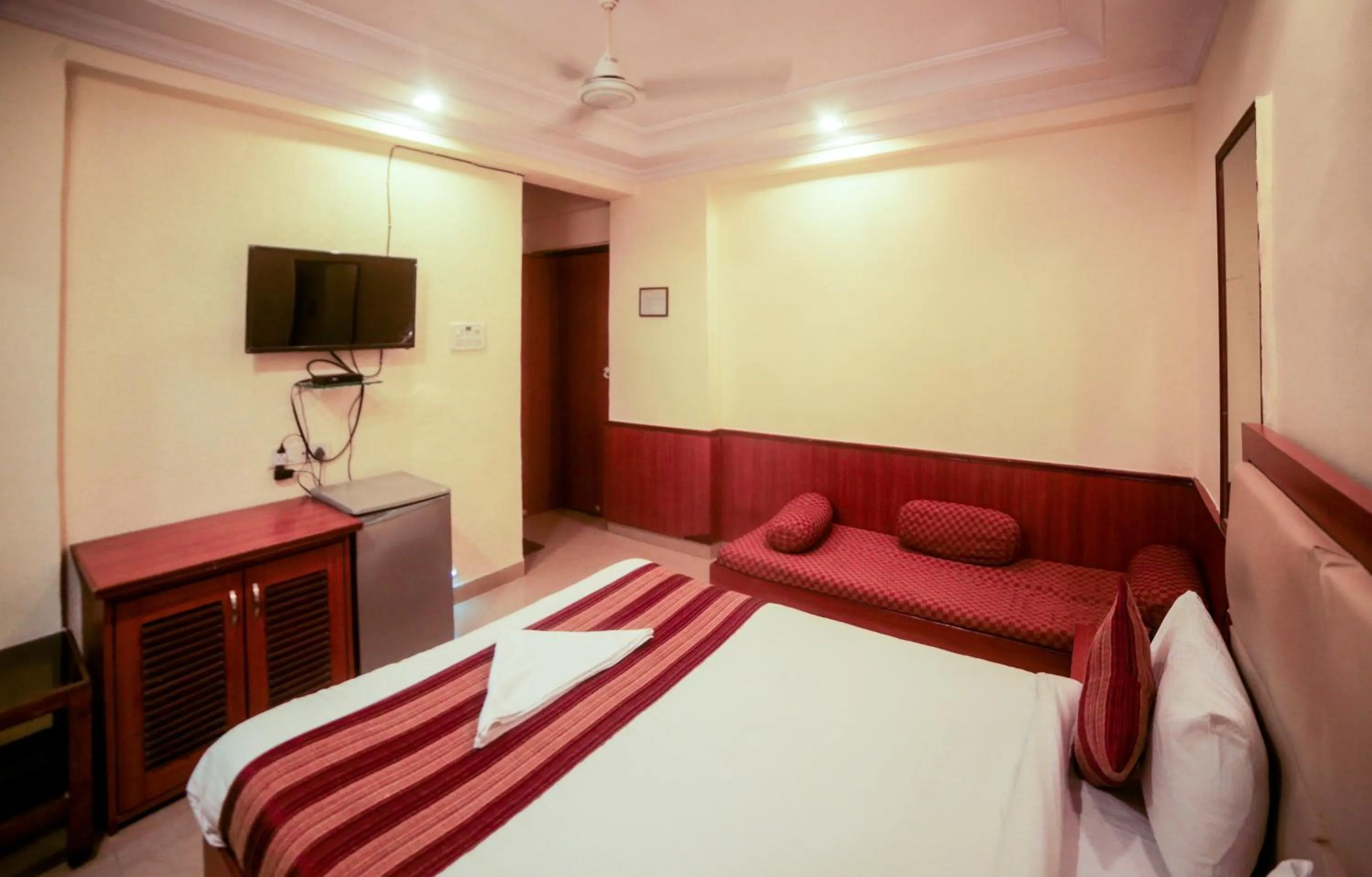 Photo of the whole room, Bed in Hotel Lucky Bandra