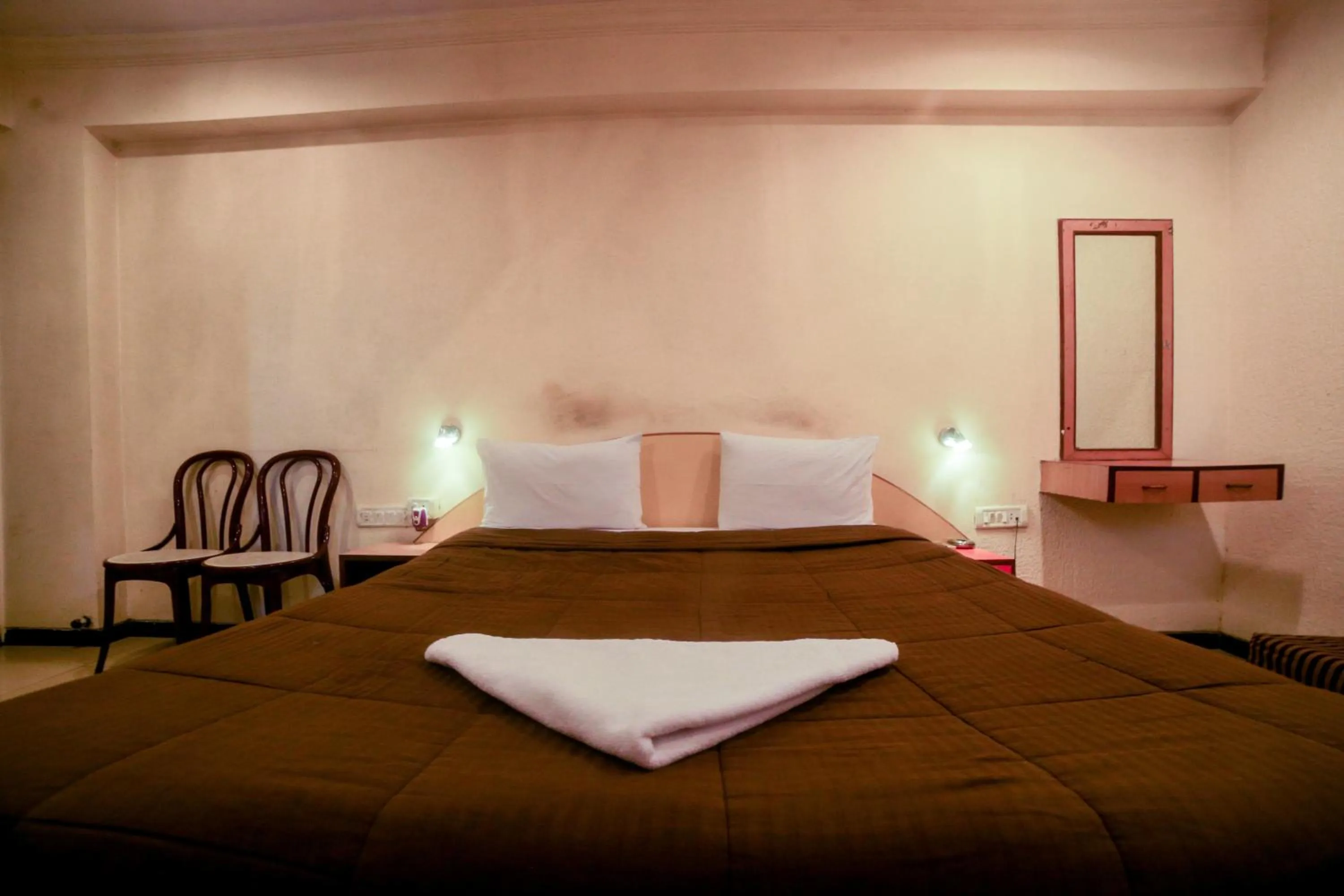 Bed in Hotel Lucky Bandra