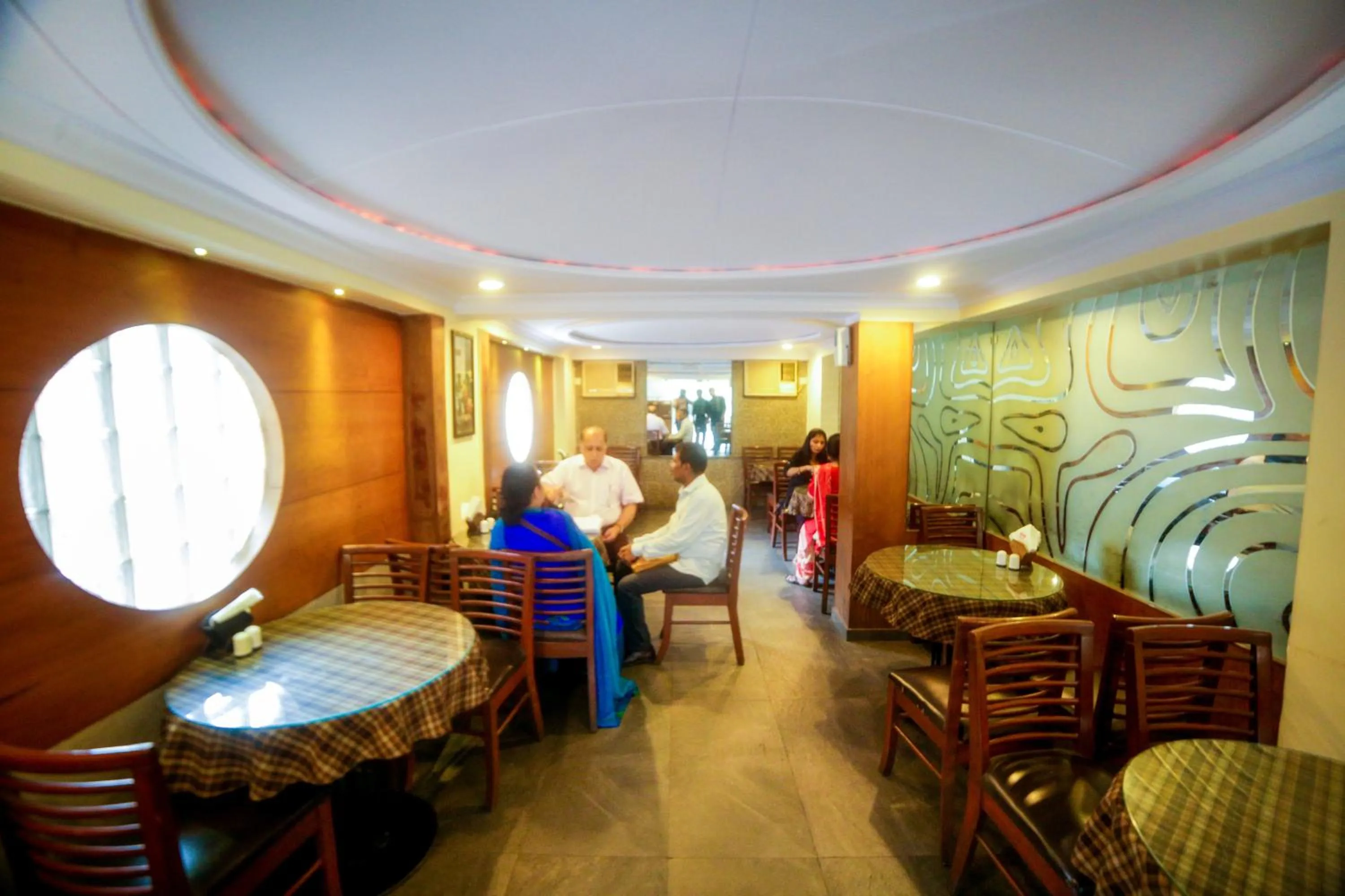 Restaurant/places to eat in Hotel Lucky Bandra