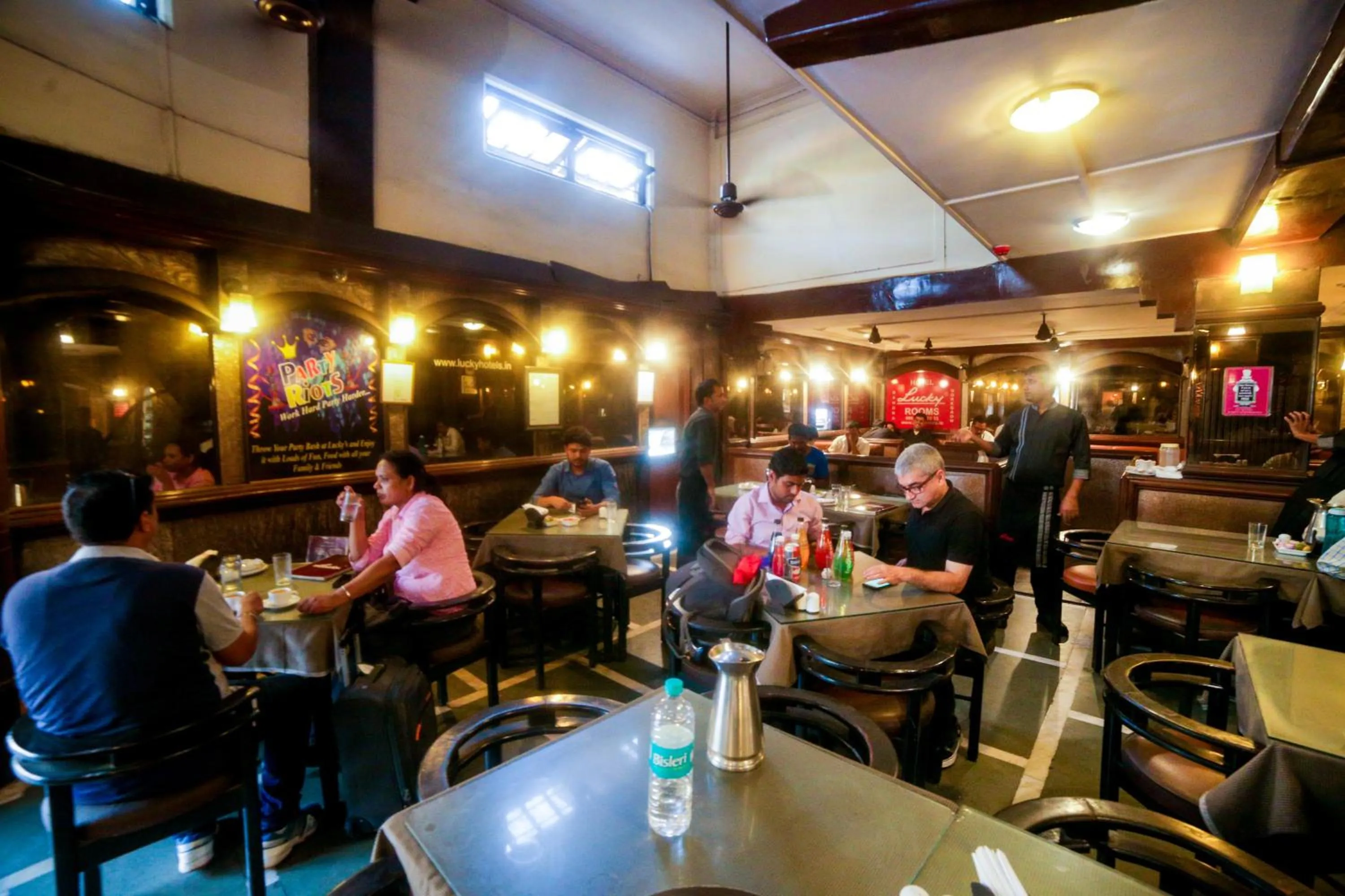 Restaurant/places to eat in Hotel Lucky Bandra