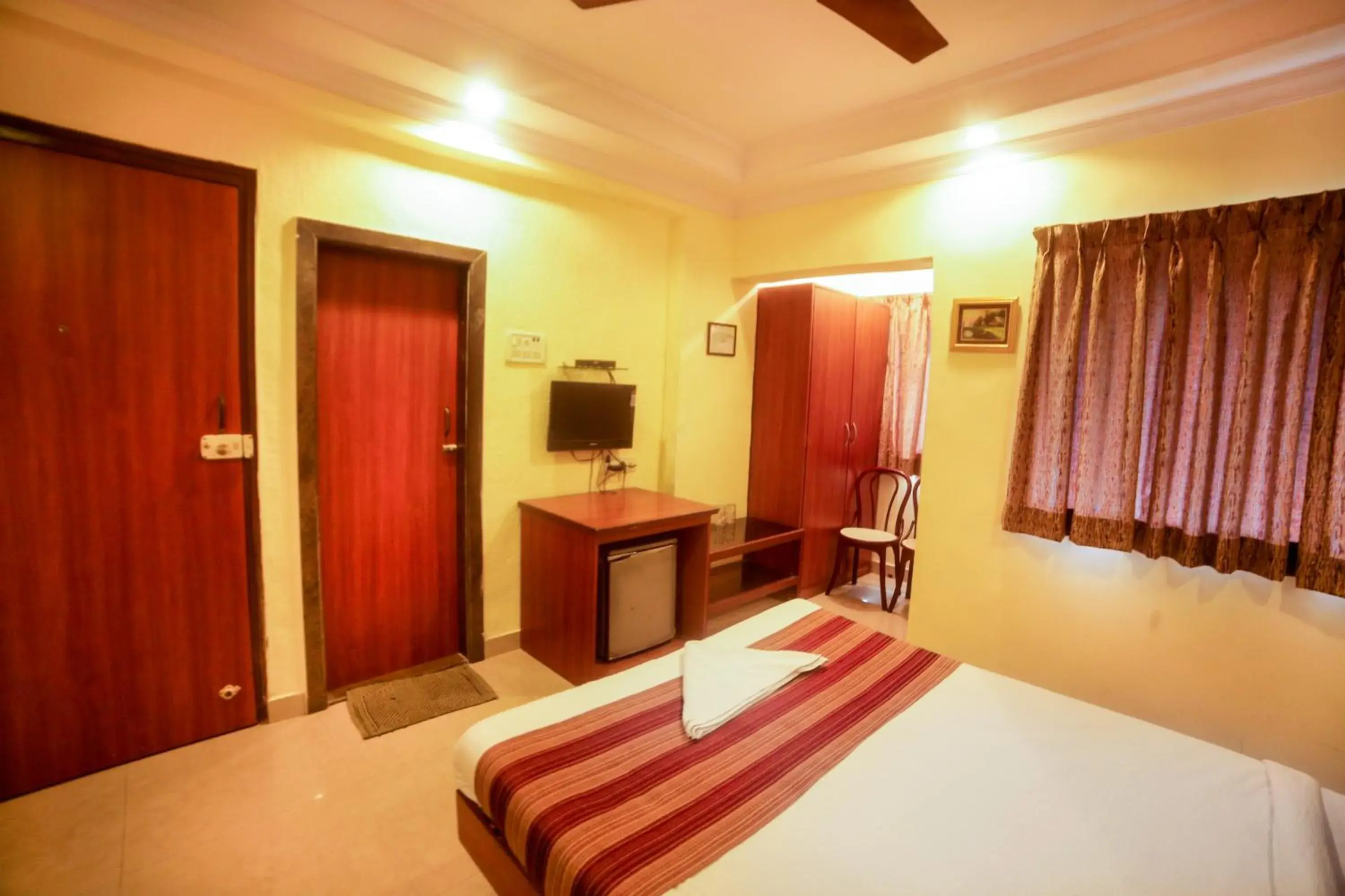 Photo of the whole room, Bed in Hotel Lucky Bandra Photo of the whole room, Bed in Hotel Lucky Bandra