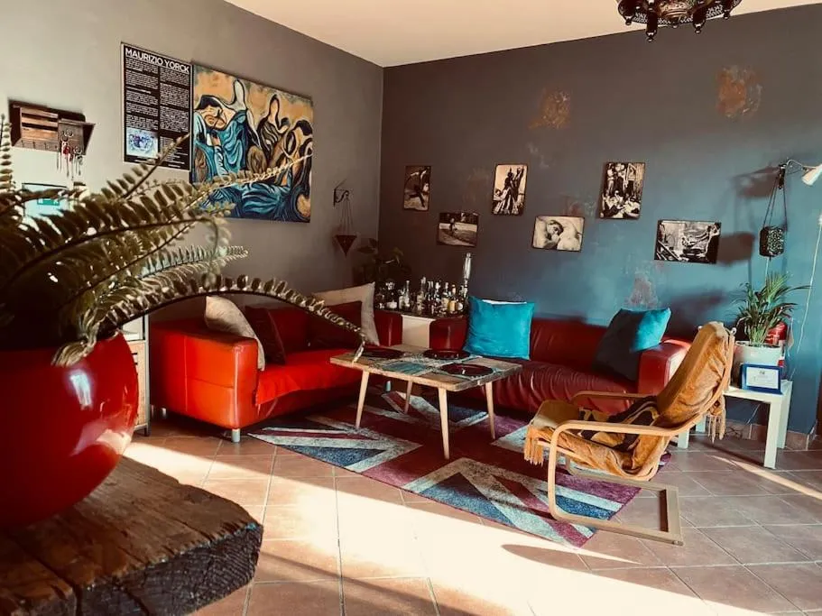 Seating area in Guest Art Trastevere Station with AC