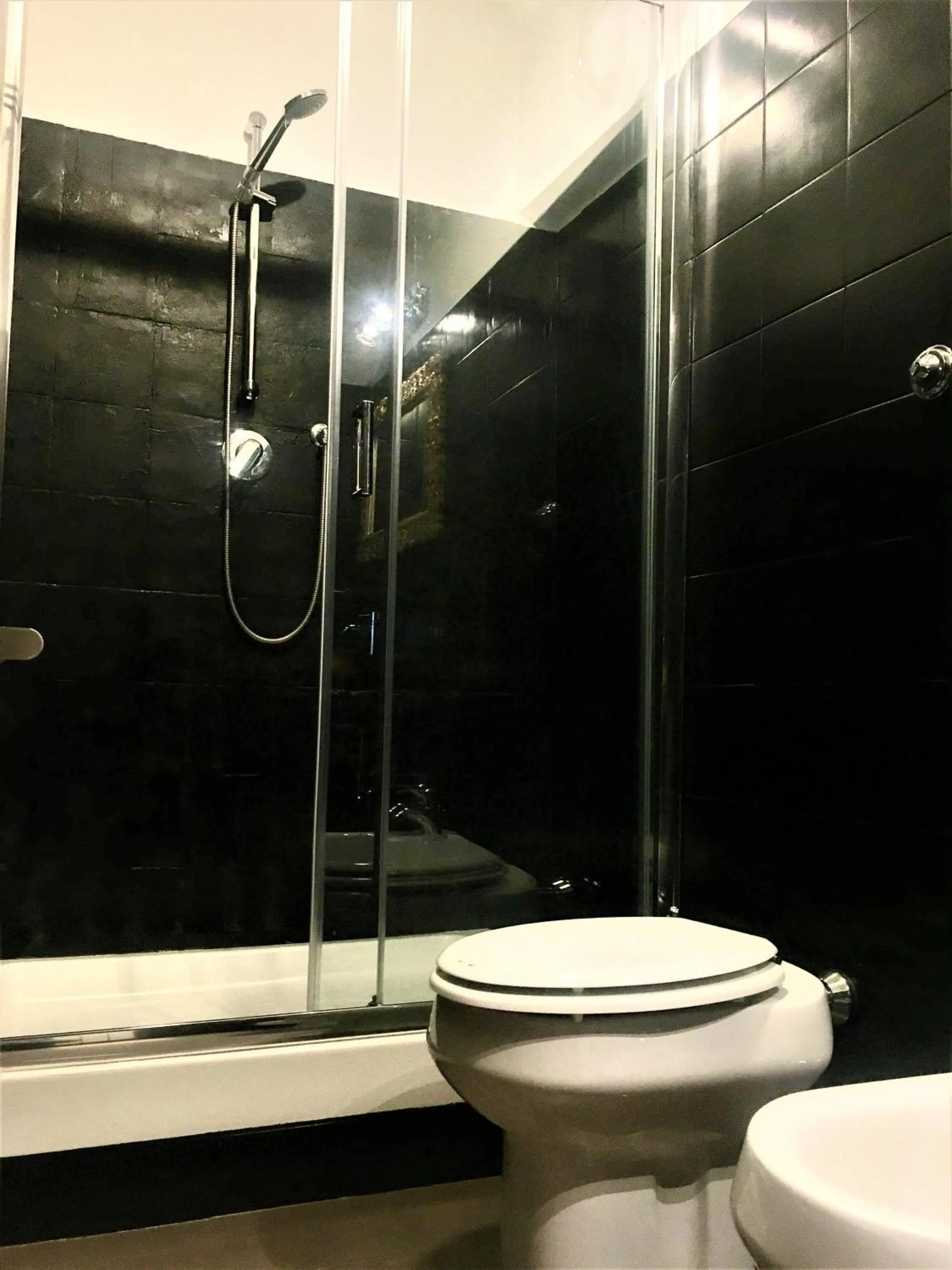 Shower in Guest Art Trastevere Station with AC