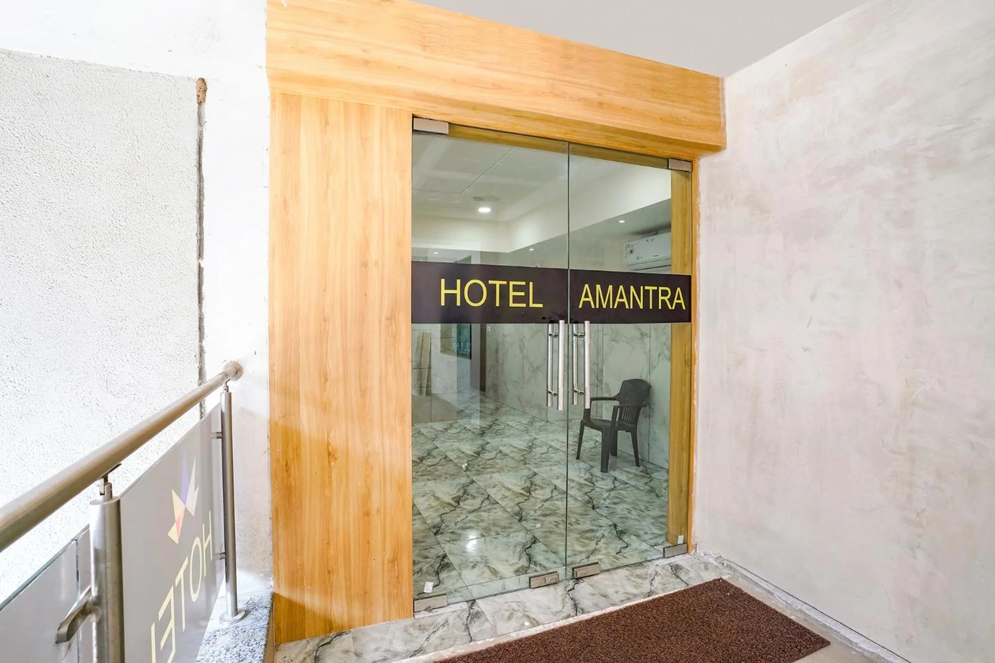 Lobby or reception in FabHotel Namantra - Nr Apollo Circle Sardar Patel Ring Road