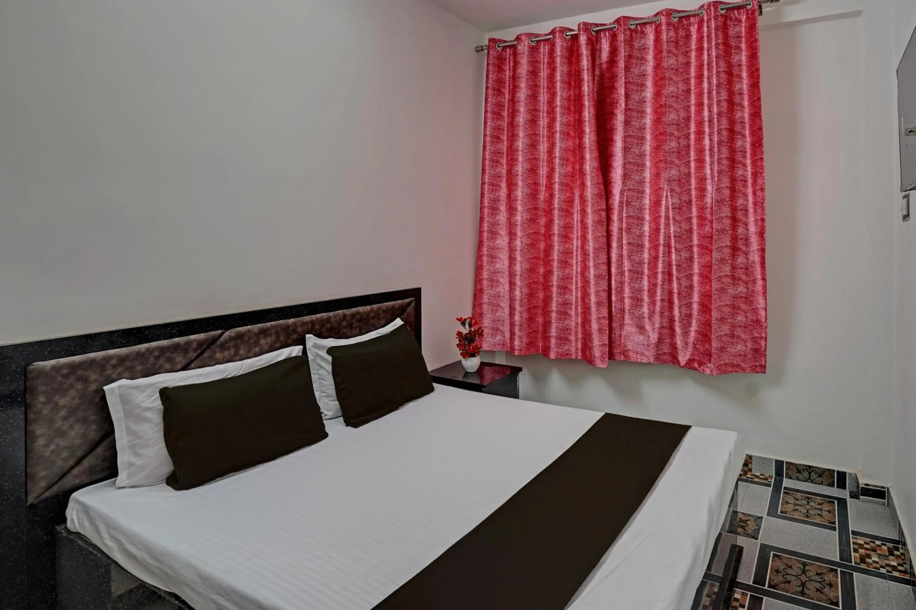 Bedroom in Hotel O VS GALAXY